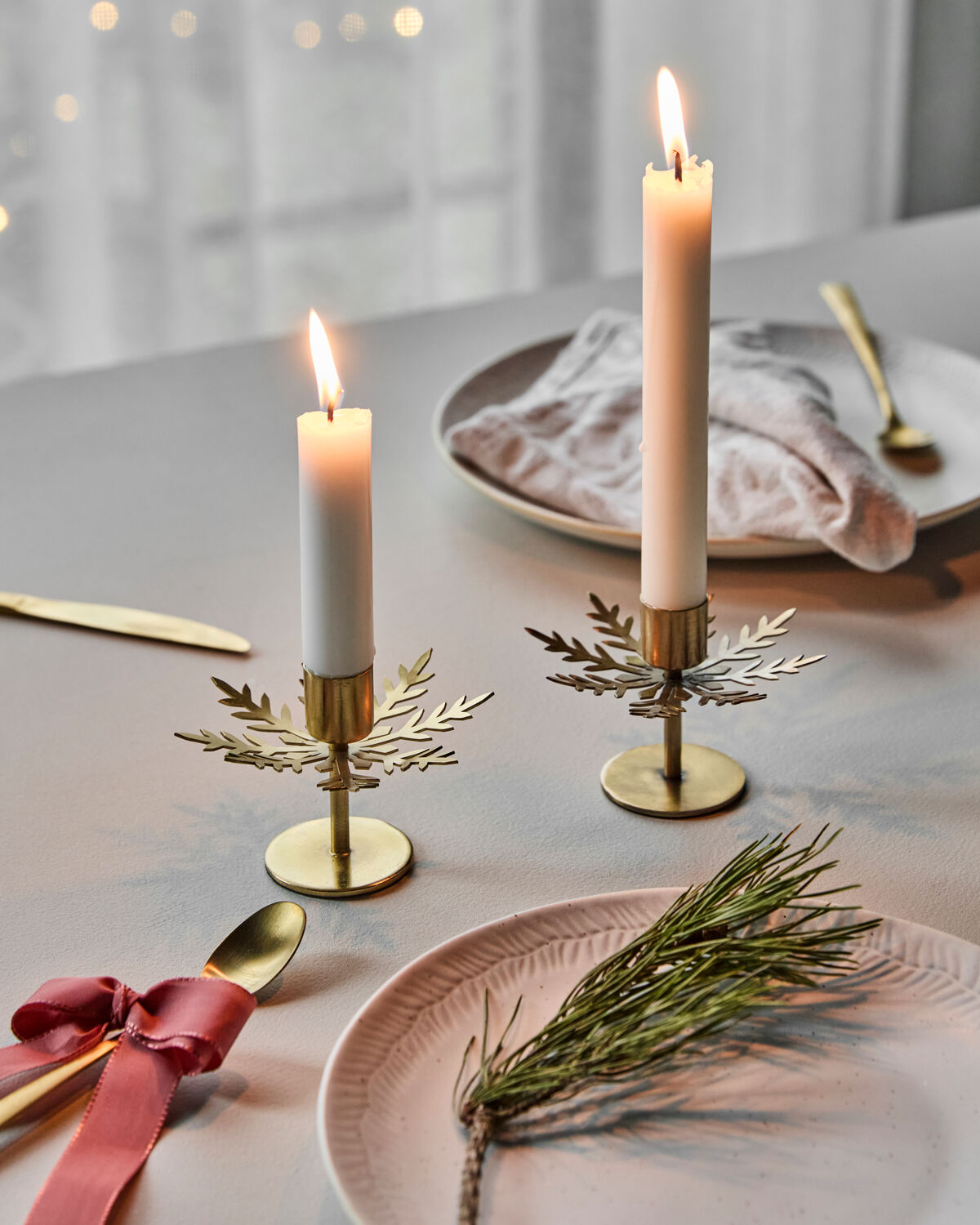 Eleganter Kerzenständer im antiken Messing-Finish, inspiriert von Schneeflocken, ideal für stimmungsvolle Beleuchtung und stilvolle Akzente.