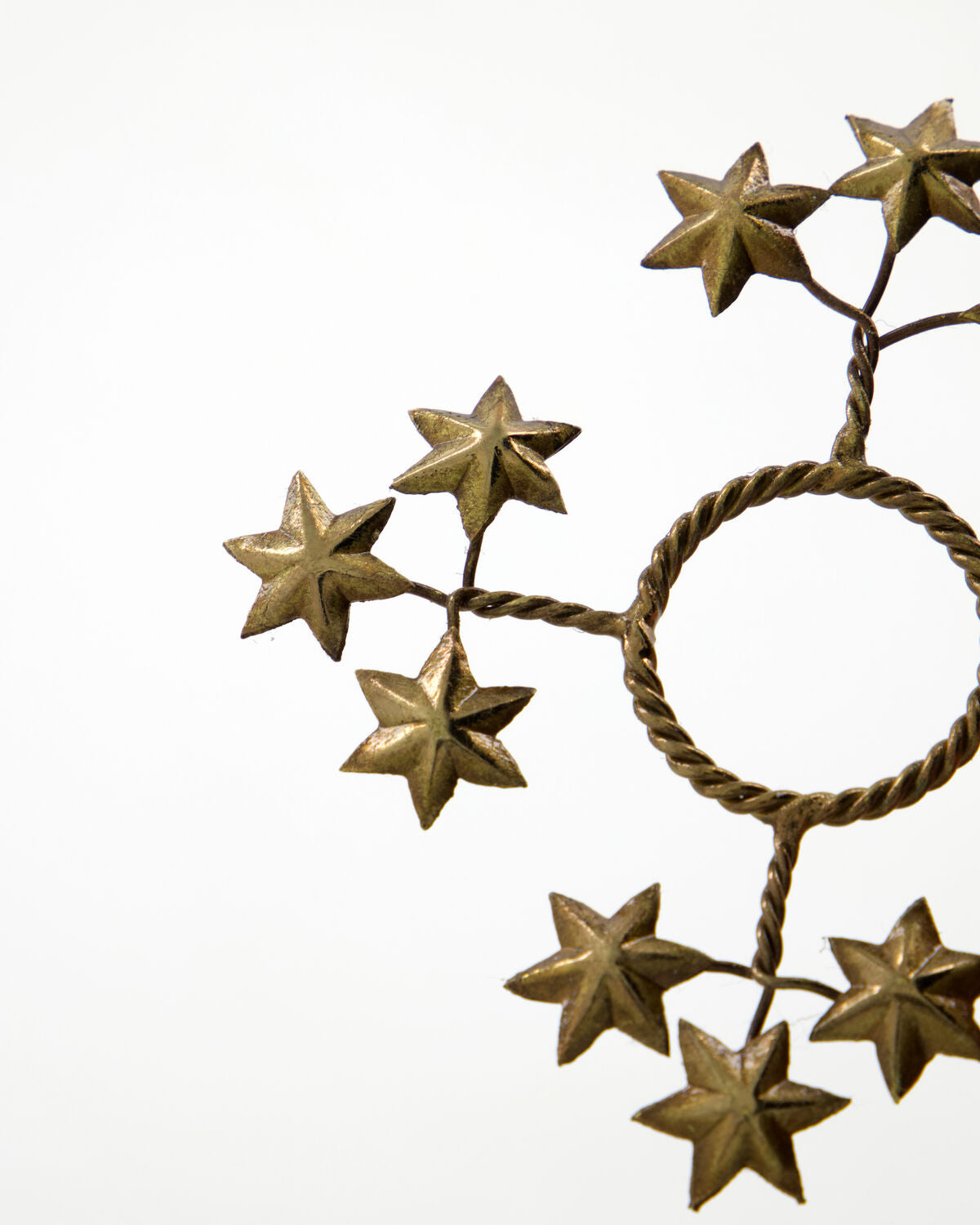 Schöner Kerzenring in Gold von House Doctor, perfekt für eine festliche Atmosphäre und stilvolle Weihnachtsdekoration.