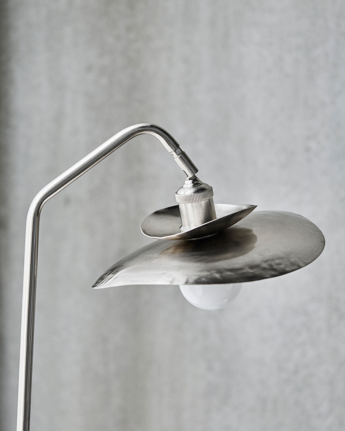 Stehlampe, HDStand, Gebürstetes Silber-Finish in Brushed silver finish präsentiert im Onlineshop von KAQTU Design AG. Stehleuchte ist von House Doctor