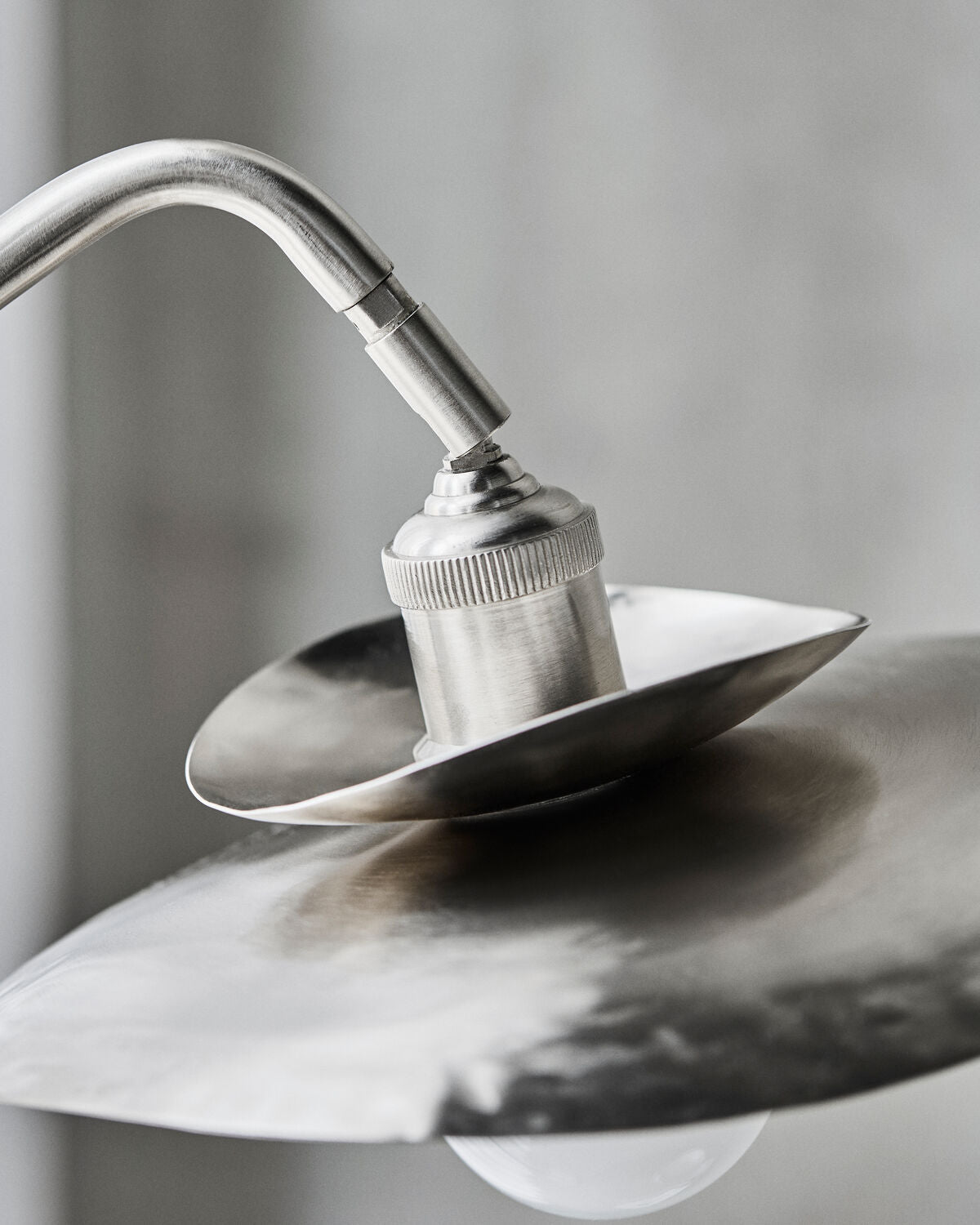 Stehlampe, HDStand, Gebürstetes Silber-Finish in Brushed silver finish präsentiert im Onlineshop von KAQTU Design AG. Stehleuchte ist von House Doctor