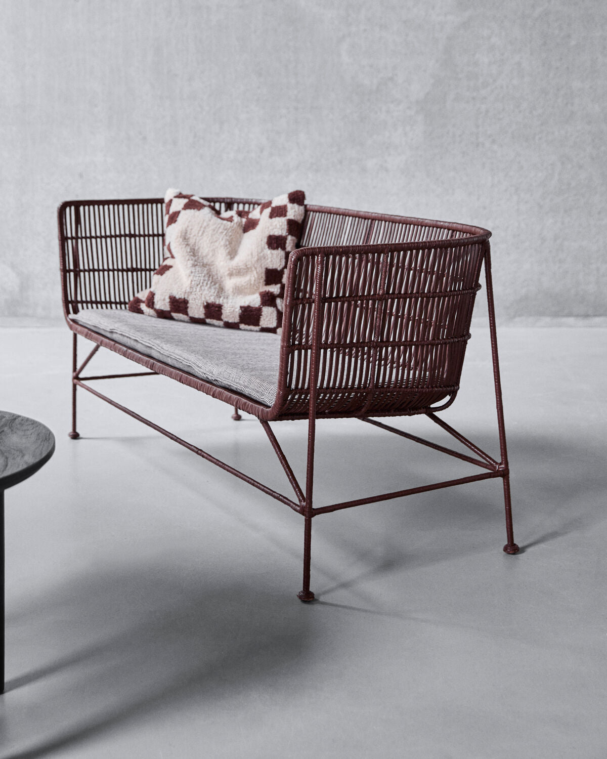 Loungesofa, HDCuun, Maulbeere in Mulberry präsentiert im Onlineshop von KAQTU Design AG. 2er Sofa ist von House Doctor