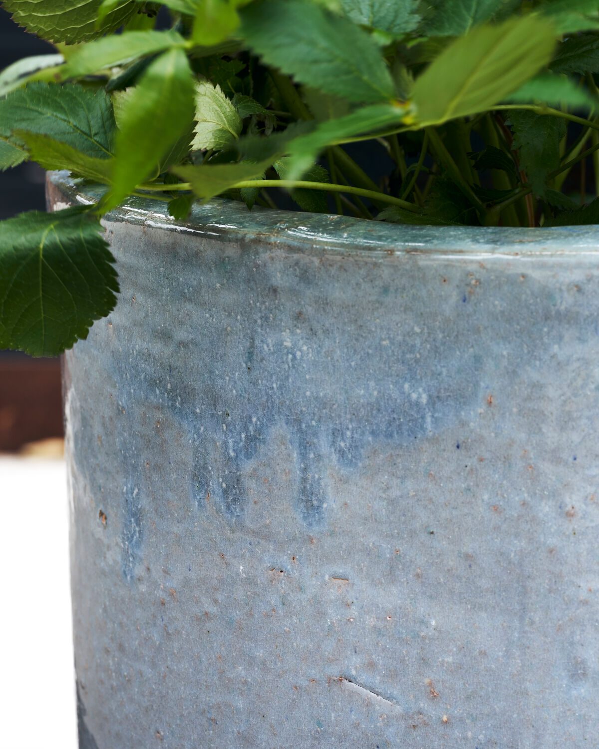 Eleganter Blumentopf in Grau und Blau von House Doctor, perfekt für die Terrasse oder den Garten. Setzt Pflanzen stilvoll in Szene.