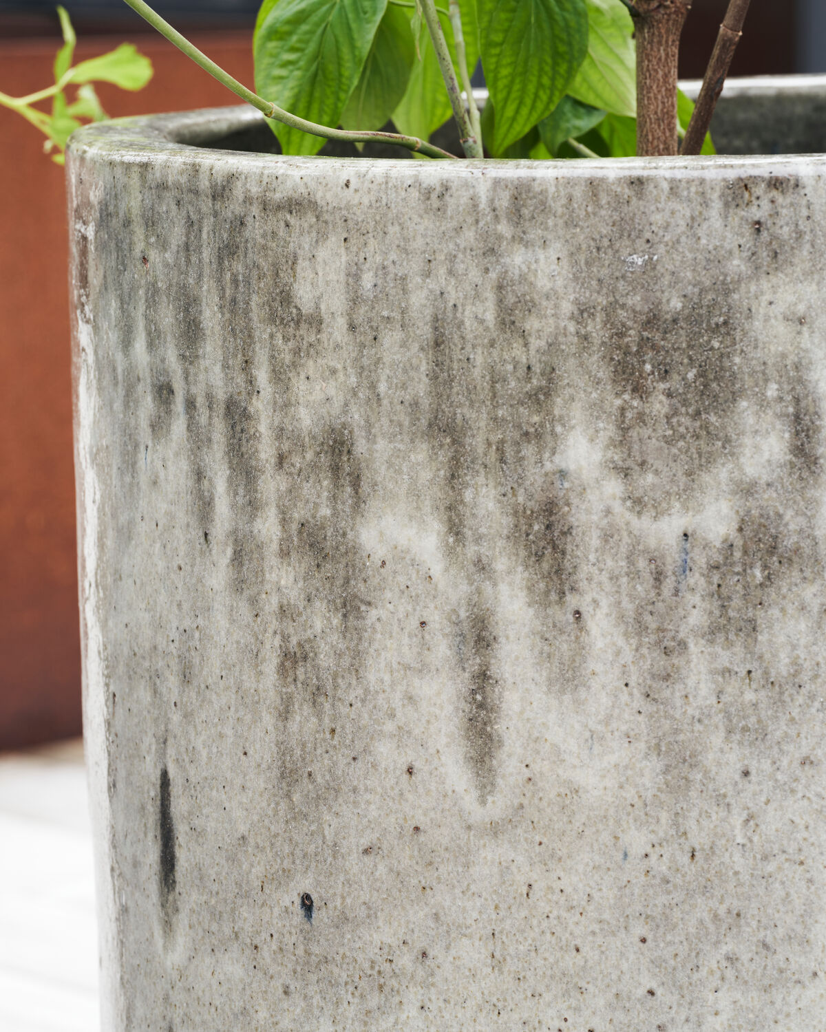 Moderner Pflanzentopf in Grau und Blau von House Doctor, ideal für den Außenbereich. Verleiht jedem Garten oder Balkon einen stilvollen Akzent.