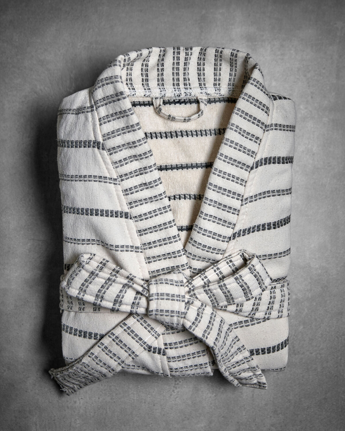 Bademantel, MKTrue L/XL, Off-White, Schwarz in Off-white präsentiert im Onlineshop von KAQTU Design AG. Bademantel ist von Meraki