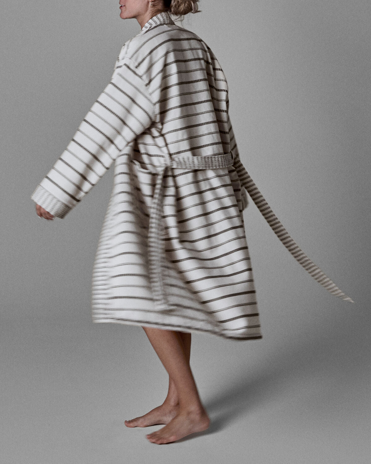 Bademantel, MKTrue L/XL, Off-White, Schwarz in Off-white präsentiert im Onlineshop von KAQTU Design AG. Bademantel ist von Meraki