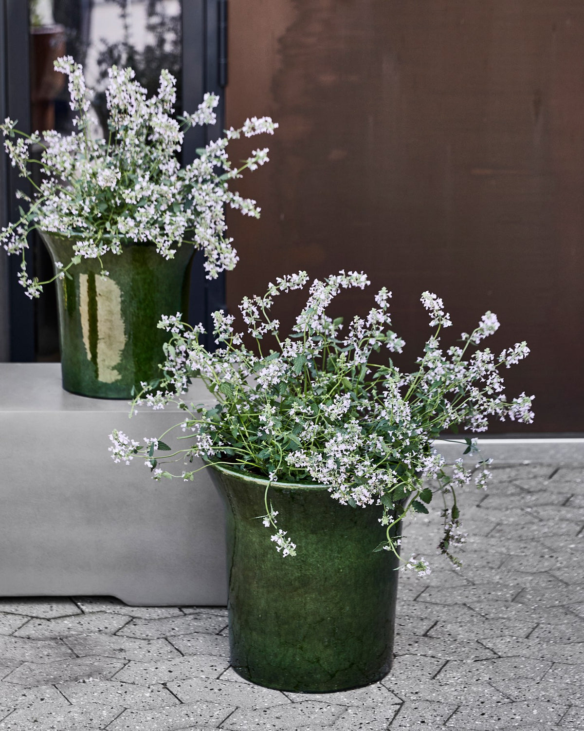 Rundes Pflanzentopf-Planter aus Steingut in Earthy Green von House Doctor, Serie HDPark, Outdoor-Ausführung mit glatter Oberfläche.