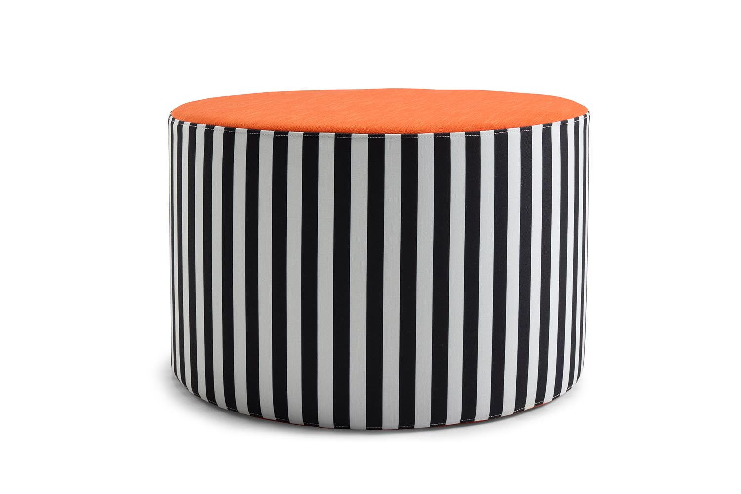 Der Pauke Puff Ø62 von Innovation Living vereint modernes Design und Funktionalität – ideal als Sitzgelegenheit oder Fussablage in jedem Zuhause.