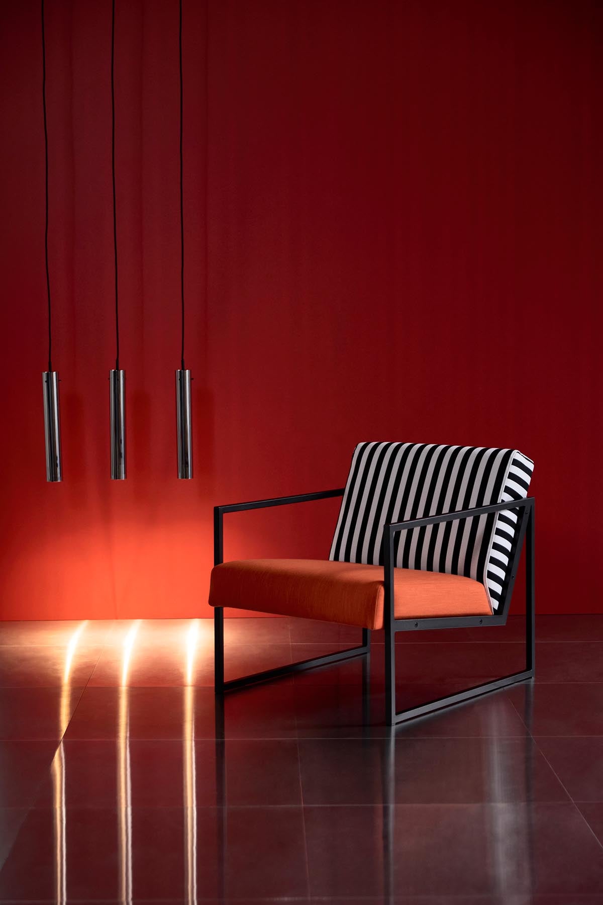 Der Vikko Sessel mit Armlehnen von Innovation Living vereint modernes Design und hohen Sitzkomfort für Ihr Zuhause.