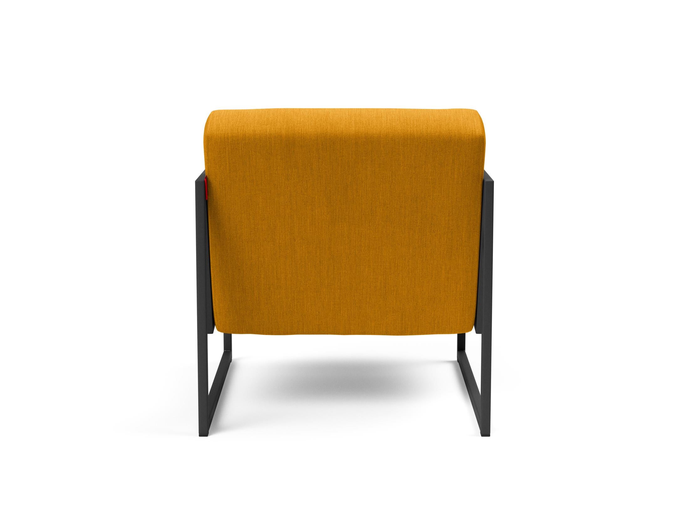 Erleben Sie den Vikko Sessel mit Armlehnen von Innovation Living: modernes Design, robustes Stahlgestell und optimaler Sitzkomfort für jeden Raum.