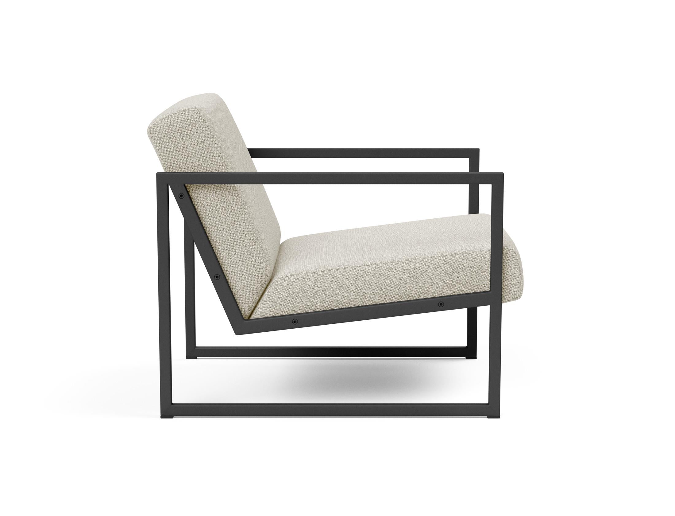 Erleben Sie den Vikko Sessel mit Armlehnen von Innovation Living – ein elegantes Möbelstück, das Komfort und modernes Design vereint.