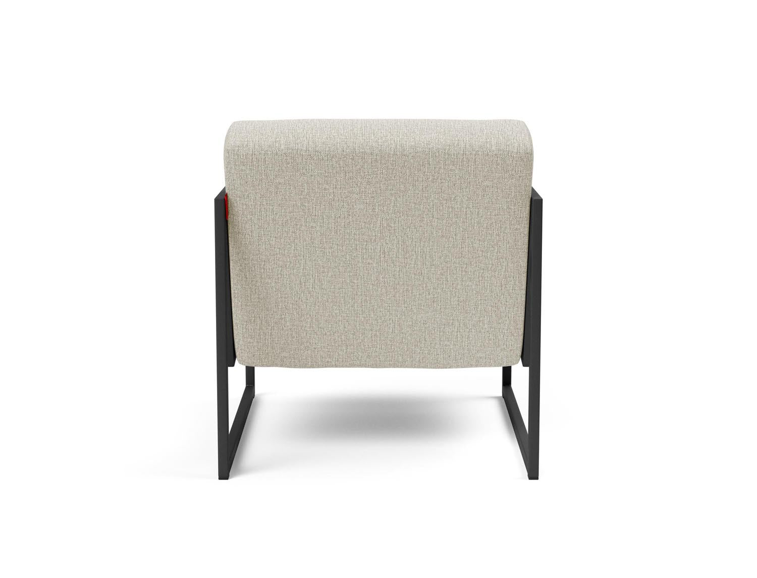 Entdecken Sie den Vikko Sessel mit Armlehnen von Innovation Living – stilvoll, bequem und perfekt für jedes moderne Zuhause.