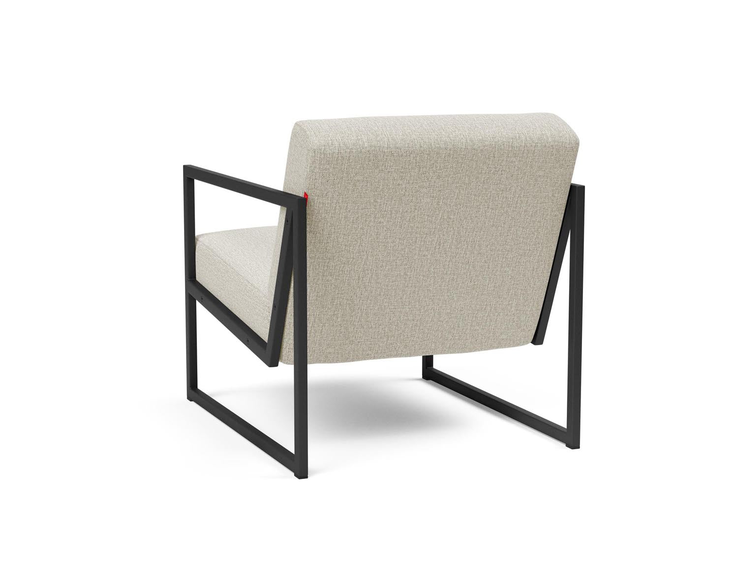 Erleben Sie den Vikko Sessel mit Armlehnen von Innovation Living – ein elegantes Möbelstück, das Komfort und Langlebigkeit vereint.