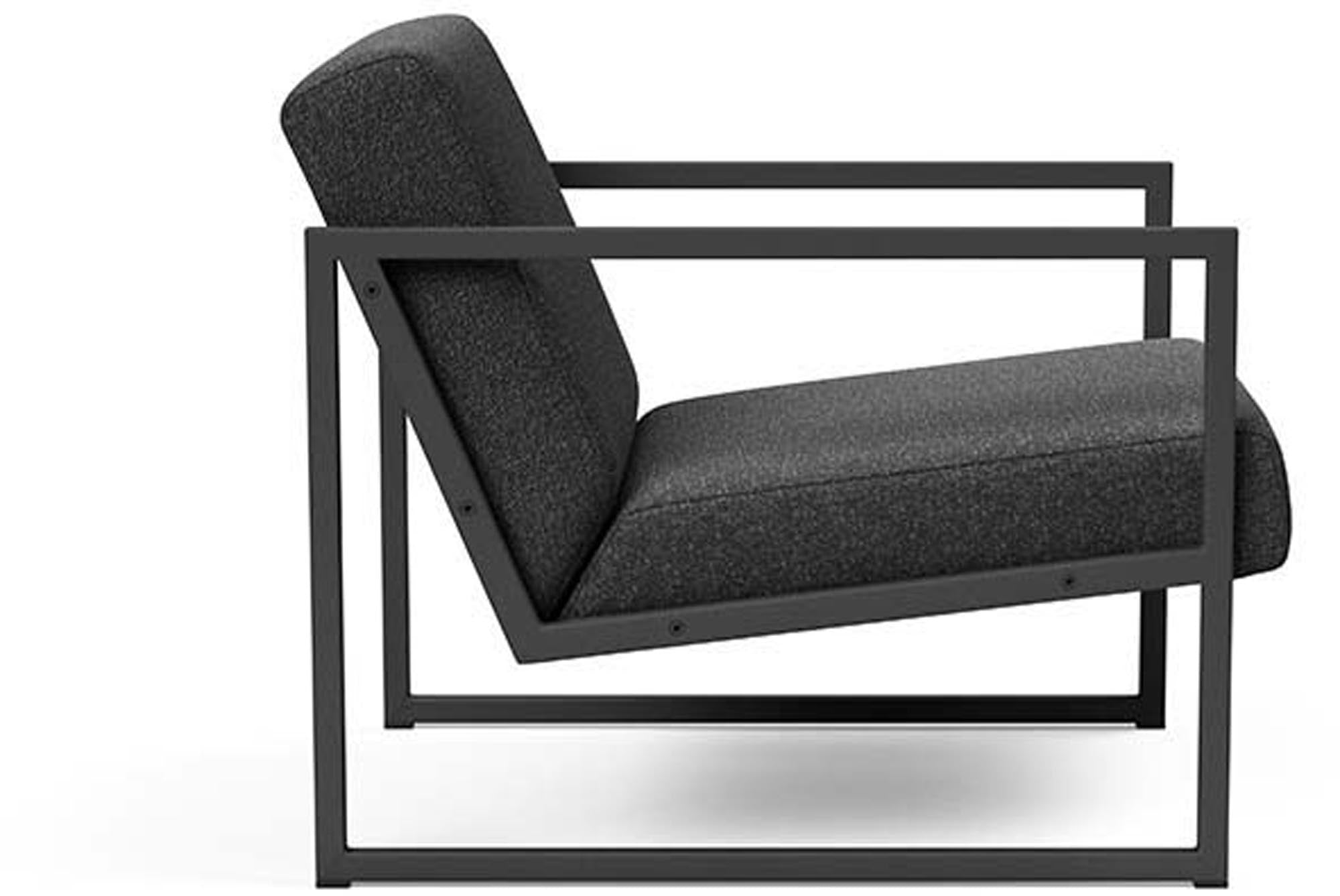 Erleben Sie den Vikko Sessel mit Armlehnen von Innovation Living: modernes Design, robustes Stahlgestell und optimaler Sitzkomfort für jeden Raum.