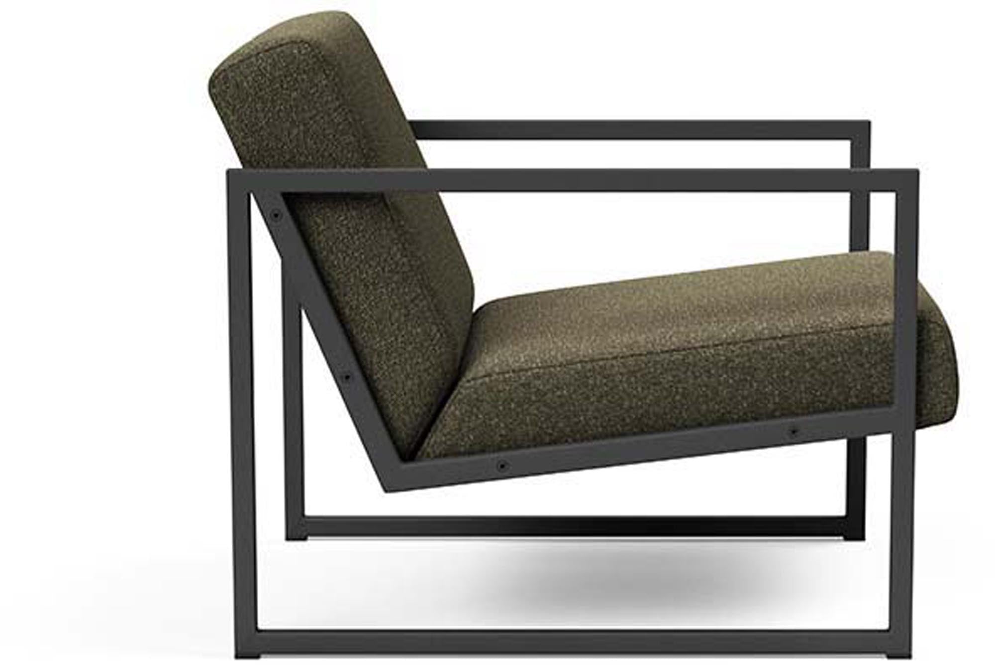 Entdecken Sie den Vikko Sessel mit Armlehnen von Innovation Living: stilvolles Design, langlebige Materialien und ergonomischer Komfort für Ihr Zuhause.