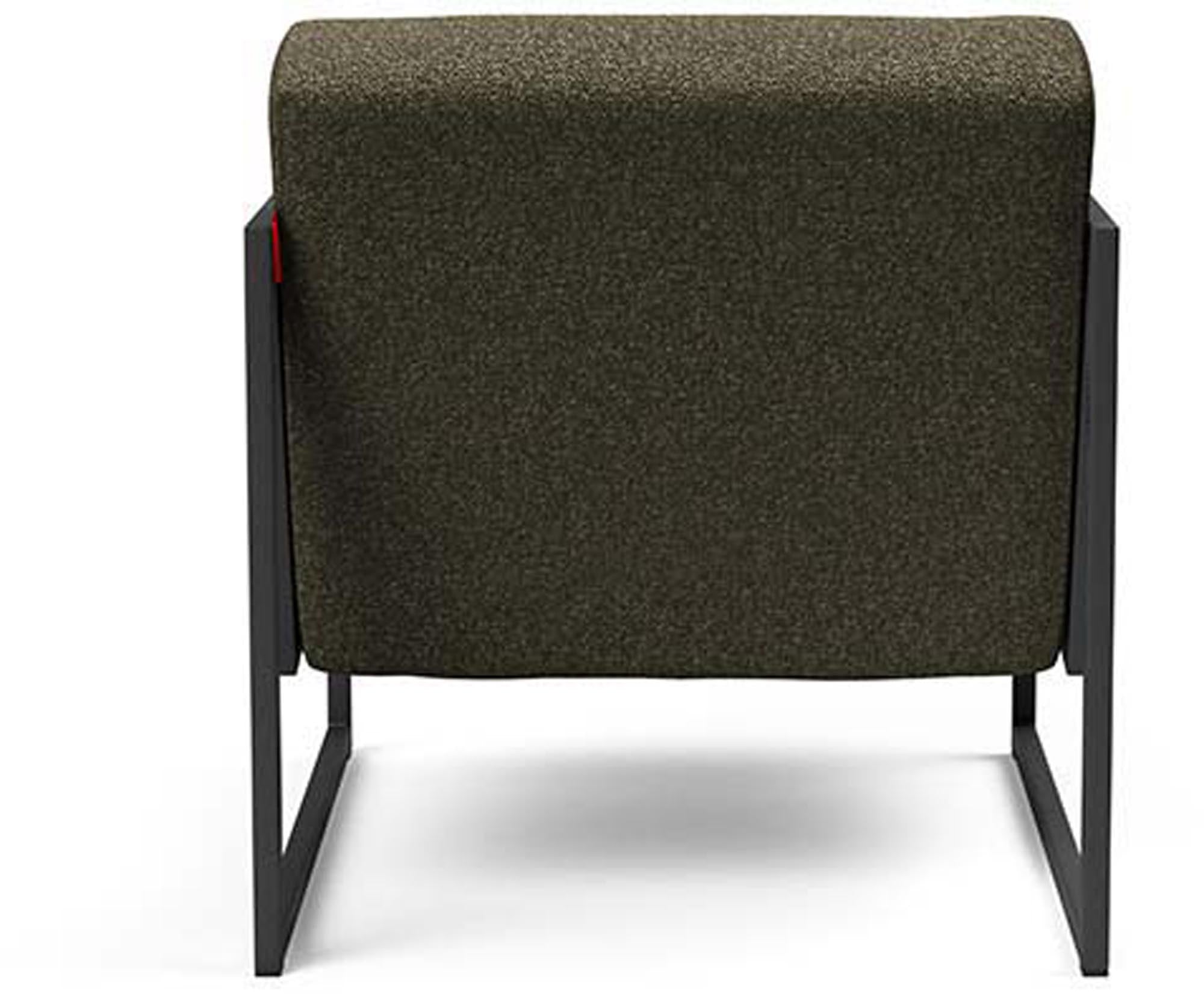 Erleben Sie den Vikko Sessel mit Armlehnen von Innovation Living: modernes Design, robustes Stahlgestell und optimaler Sitzkomfort für jeden Raum.