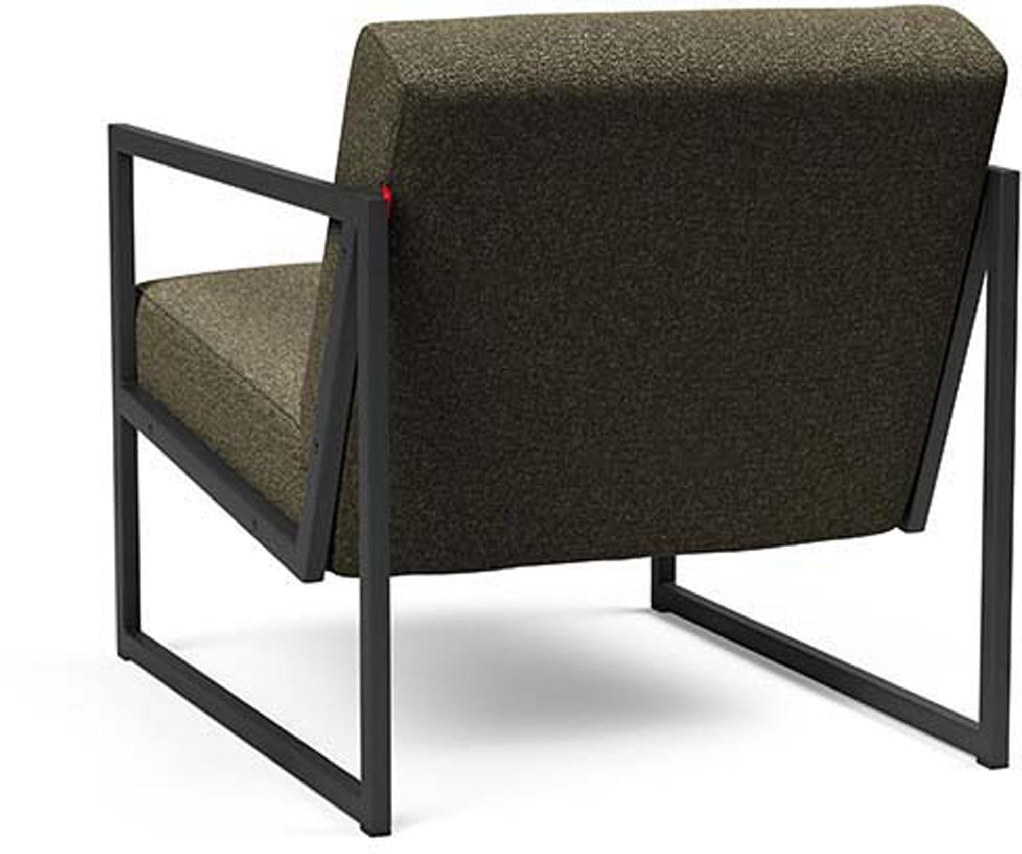 Entdecken Sie den Vikko Sessel mit Armlehnen von Innovation Living: stilvolles Design, langlebige Materialien und ergonomischer Komfort für Ihr Zuhause.