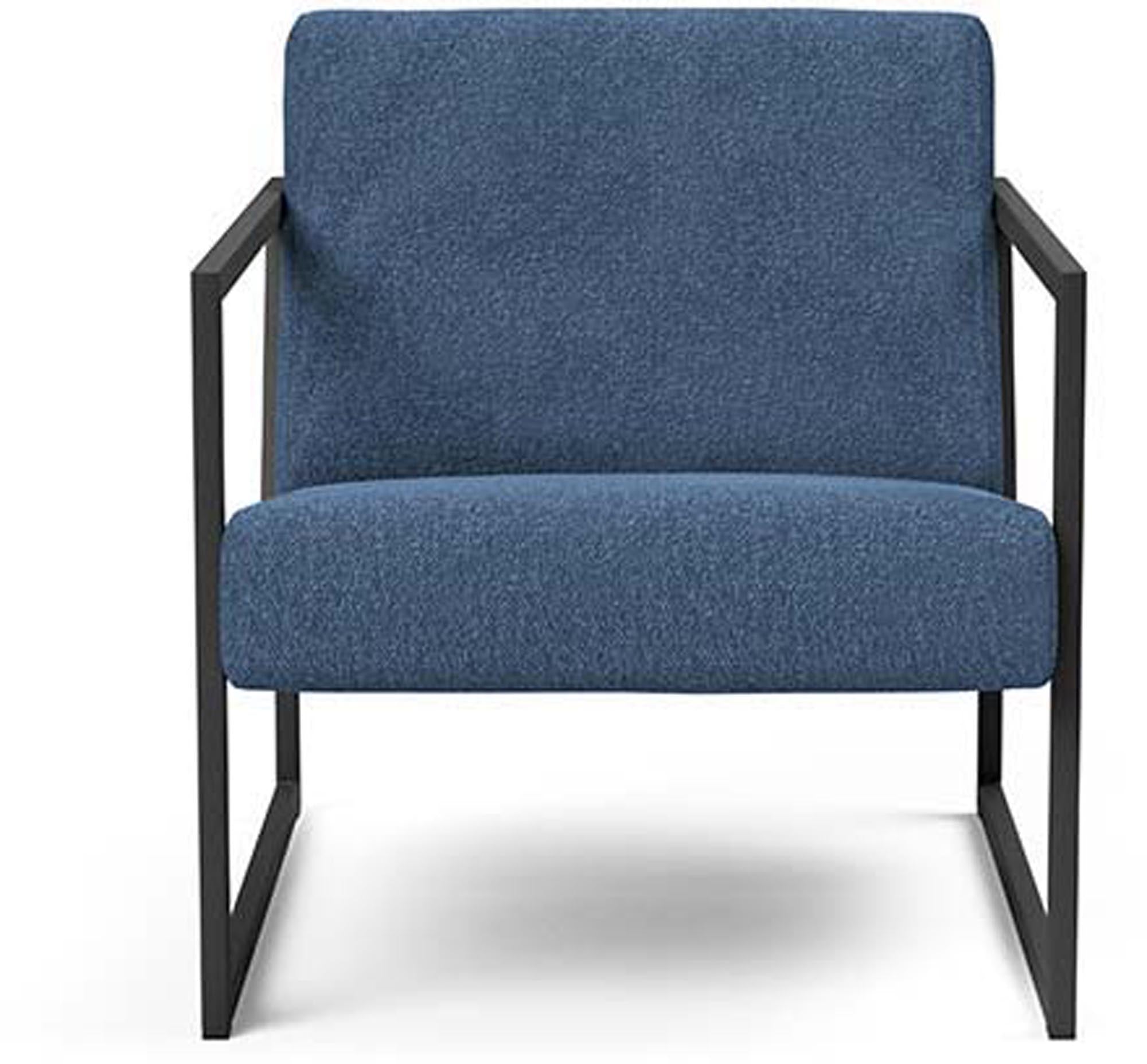 Erleben Sie den Vikko Sessel mit Armlehnen von Innovation Living: modernes Design, robustes Stahlgestell und optimaler Sitzkomfort für jeden Raum.