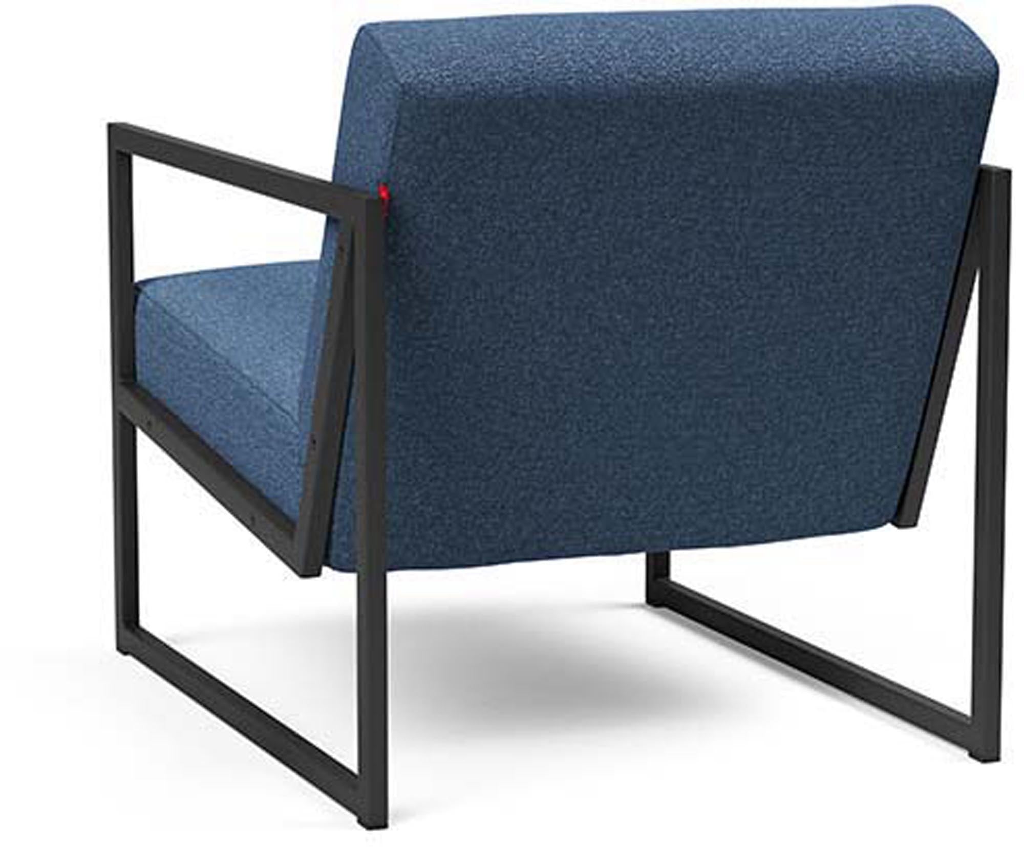 Erleben Sie den Vikko Sessel mit Armlehnen von Innovation Living: modernes Design, robustes Stahlgestell und optimaler Sitzkomfort für jeden Raum.