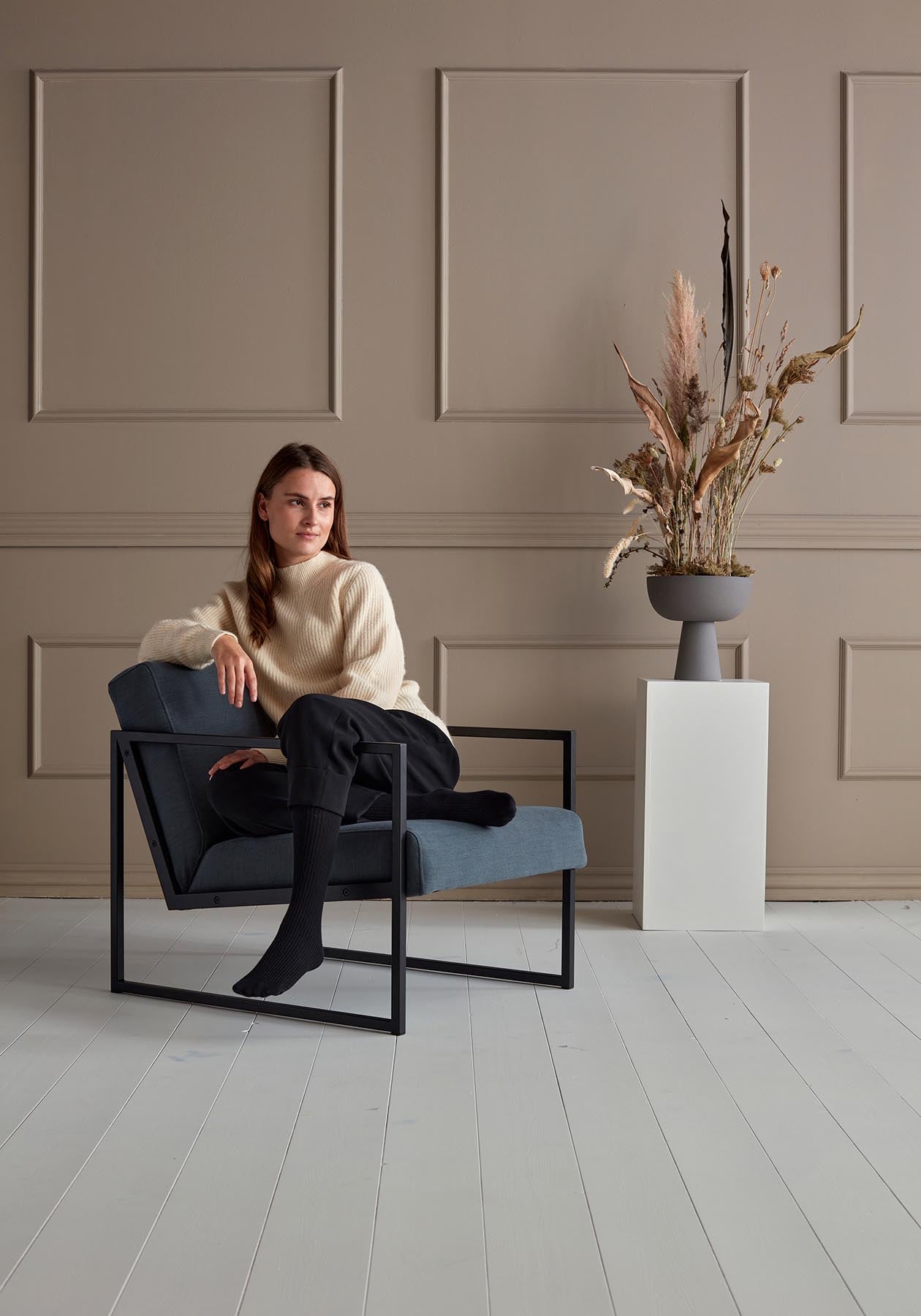 Erleben Sie den Vikko Sessel mit Armlehnen von Innovation Living: modernes Design, robustes Stahlgestell und optimaler Sitzkomfort für jeden Raum.