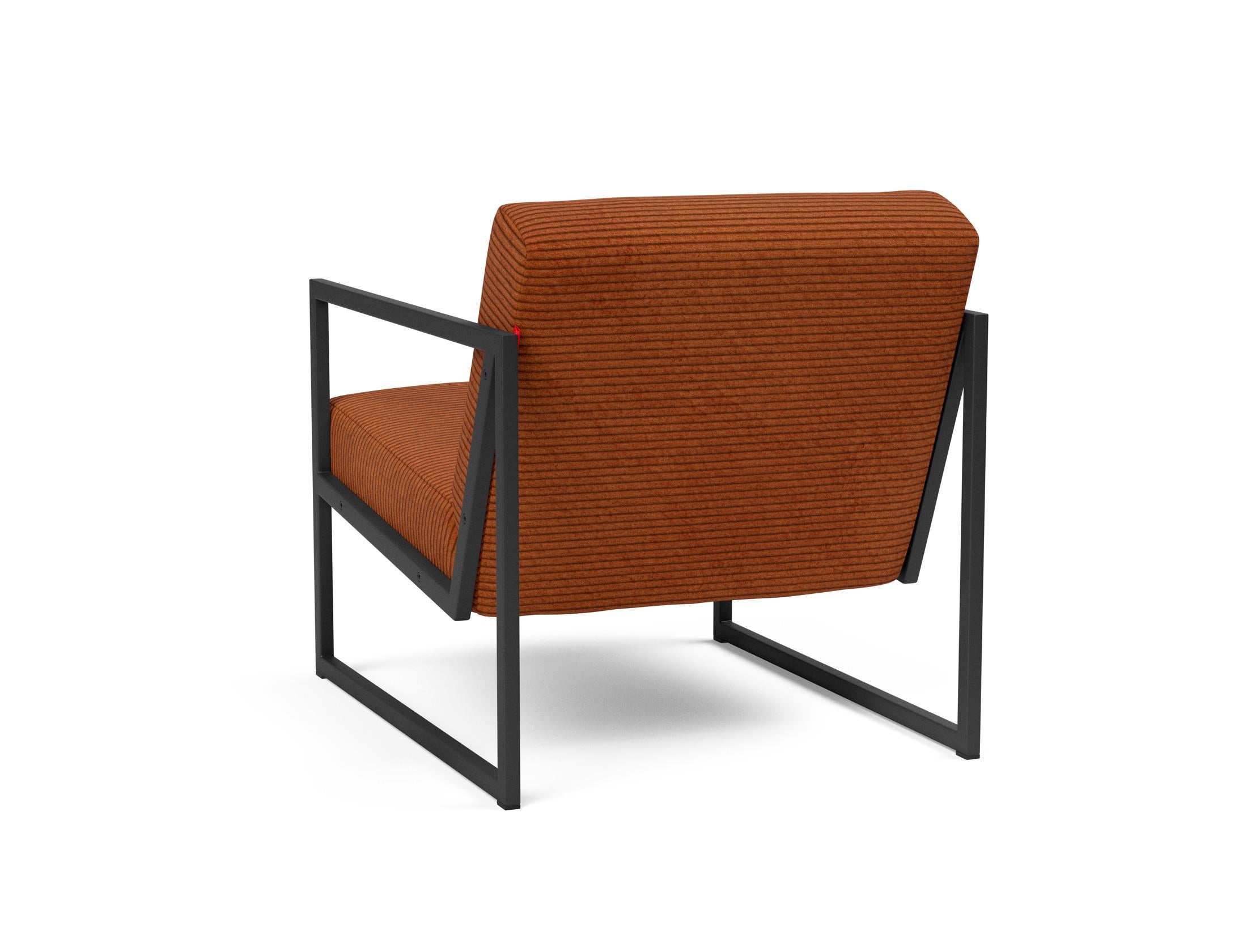 Entdecken Sie den Vikko Sessel mit Armlehnen von Innovation Living: stilvolles Design, langlebige Materialien und ergonomischer Komfort für Ihr Zuhause.