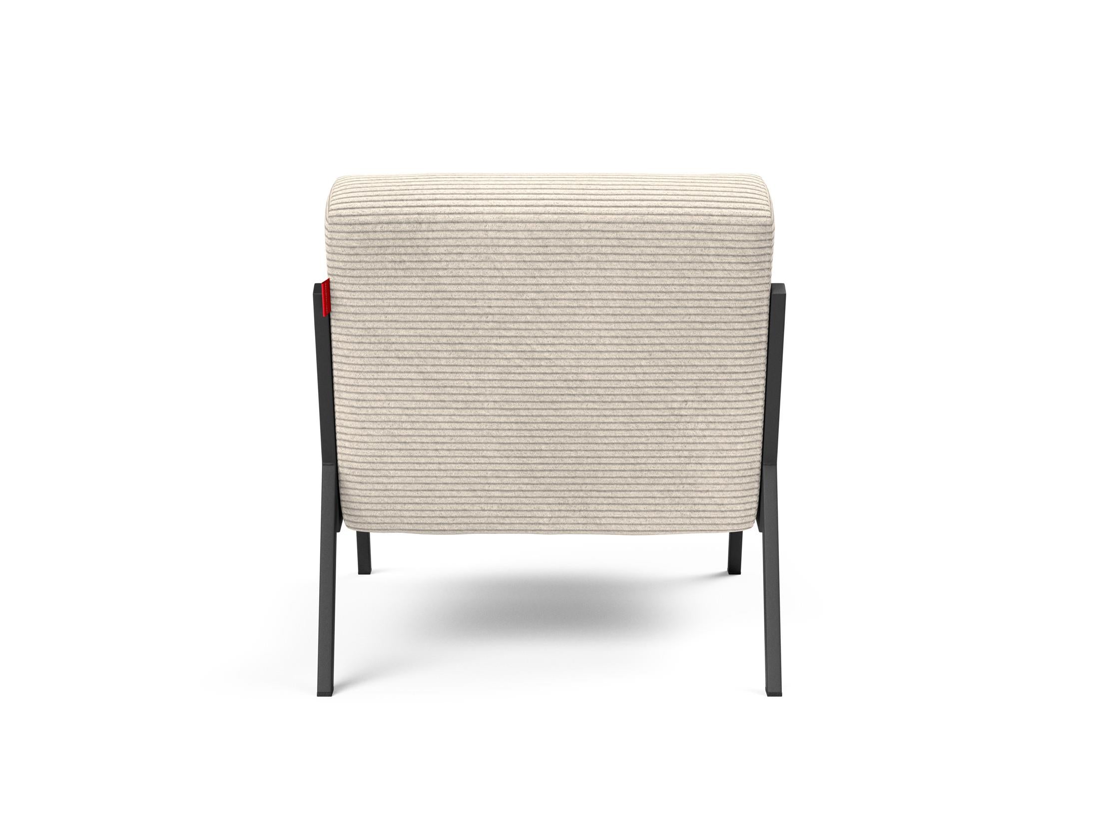 Erleben Sie den Vikko Sessel von Innovation Living: Minimalistisches Design, hohe Stabilität und individuelle Stoffwahl für Ihr Zuhause.