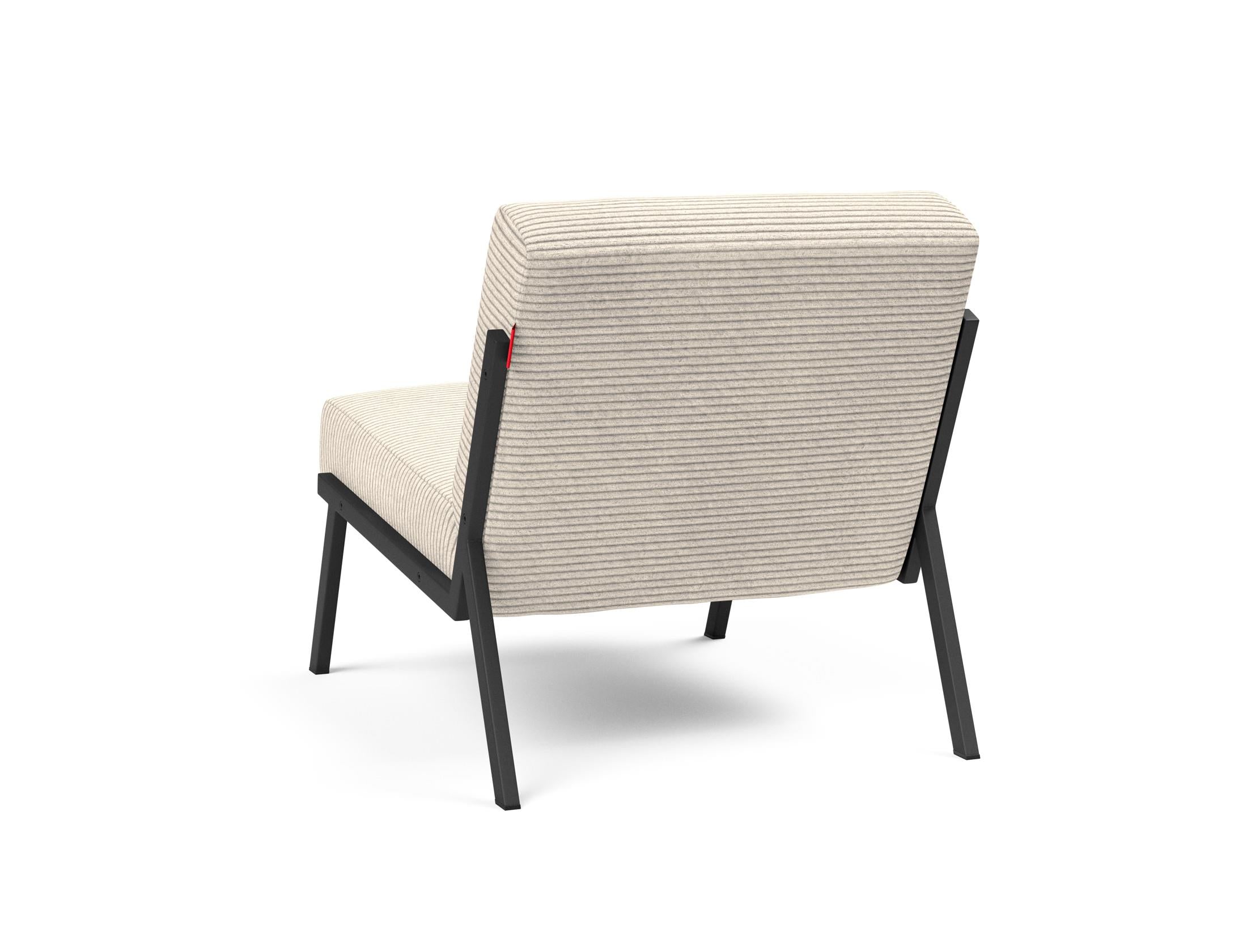 Erleben Sie den Vikko Sessel von Innovation Living: Minimalistisches Design, hohe Stabilität und individuelle Stoffwahl für Ihr Zuhause.