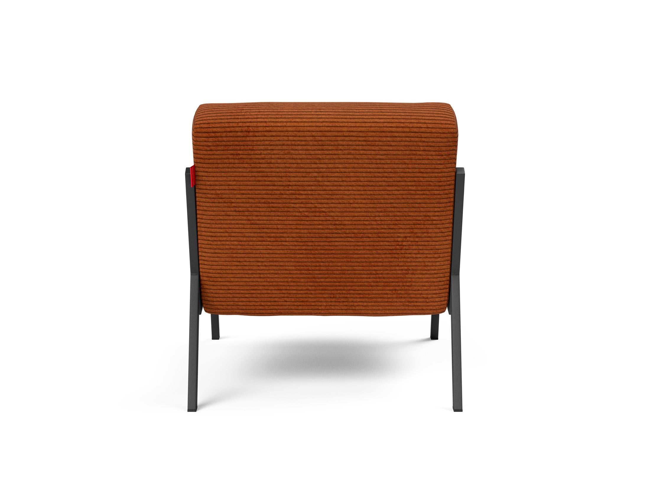 Erleben Sie den Vikko Sessel von Innovation Living: Minimalistisches Design, hohe Stabilität und individuelle Stoffwahl für Ihr Zuhause.