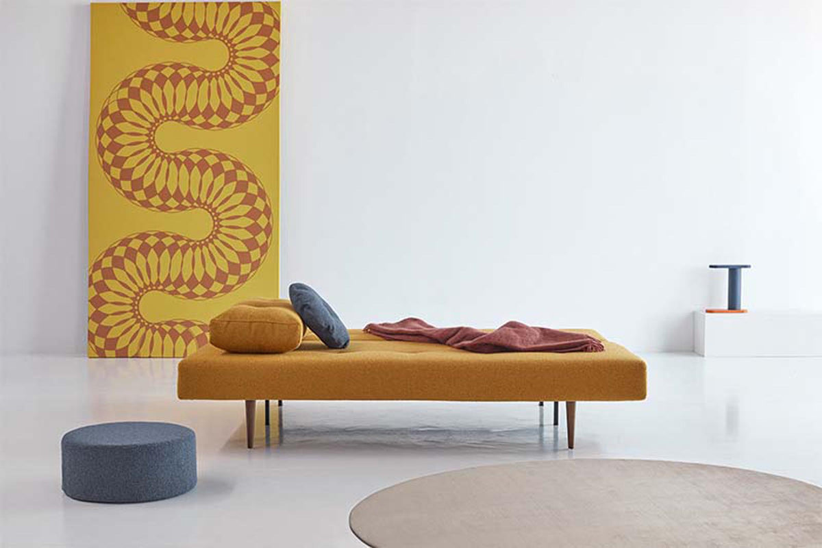 Recast Schlafsofa 140 Dunkel Styletto in 536 Bouclé Ochre präsentiert im Onlineshop von KAQTU Design AG. Bettsofa ist von Innovation Living