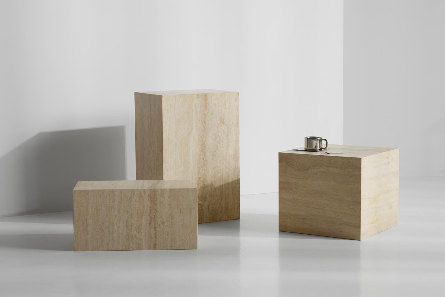 Travetina Tisch 25 von Innovation Living: Stilvoller Travertin-Tisch, ideal für zeitgemässe Wohnkonzepte, robust und funktional.