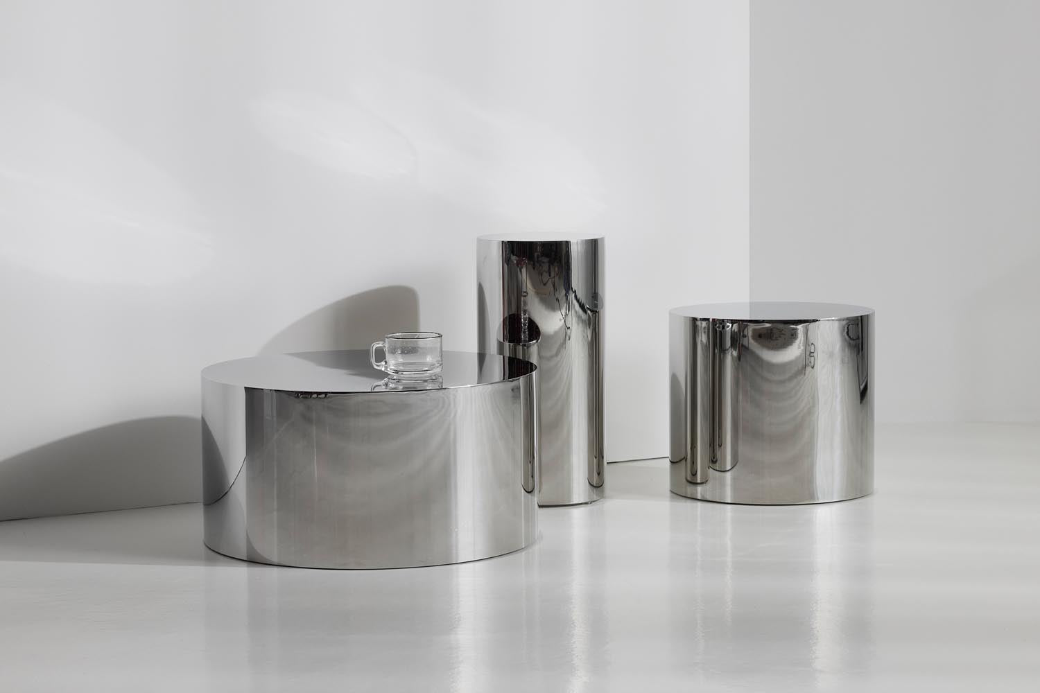 Tin Drum Tisch Ø40 von Innovation Living: Moderner, eleganter Beistelltisch mit spiegelnder Metalloberfläche. Perfekt für stilvolle Innenräume.