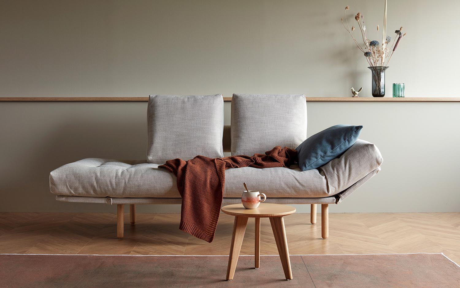 Erleben Sie das Rollo Stem Klappsofa 80 – ein flexibles Möbelstück, das modernes Design mit optimalem Komfort vereint und ideal für kleine Räume ist.