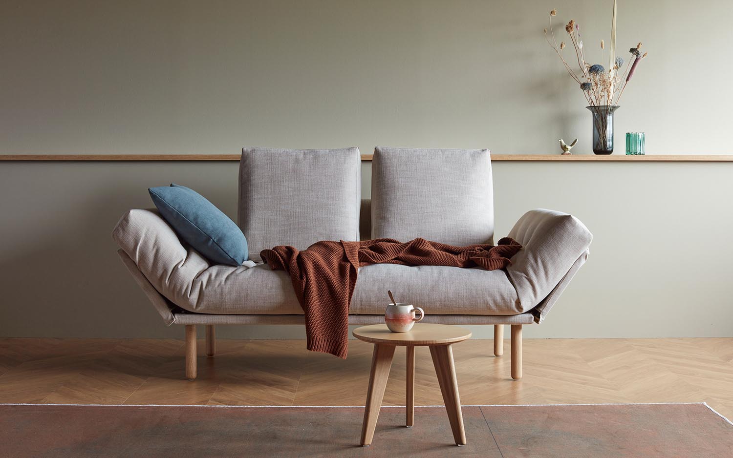 Entdecken Sie das Rollo Stem Klappsofa 80 von Innovation Living – ein elegantes Tagesbett, das durch seine Vielseitigkeit und hochwertigen Materialien besticht.