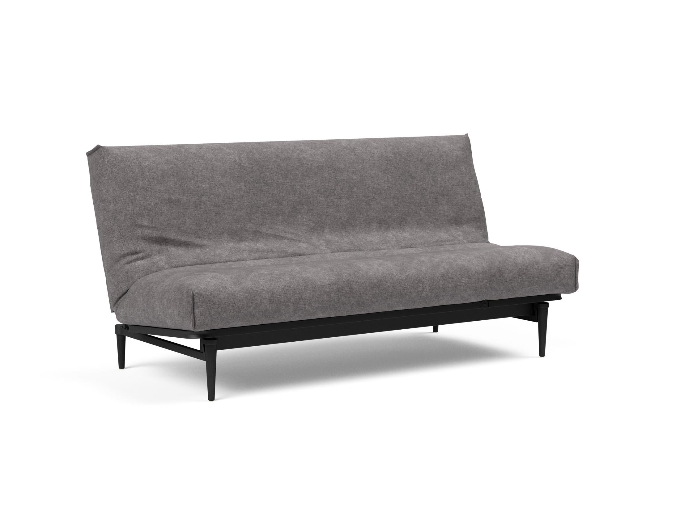 Erleben Sie das stilvolle Colpus Bettsofa 140 in Eiche schwarz mit Nordic Cover – perfekt für zeitgemässe Einrichtung und vielseitige Schlafmöglichkeiten.