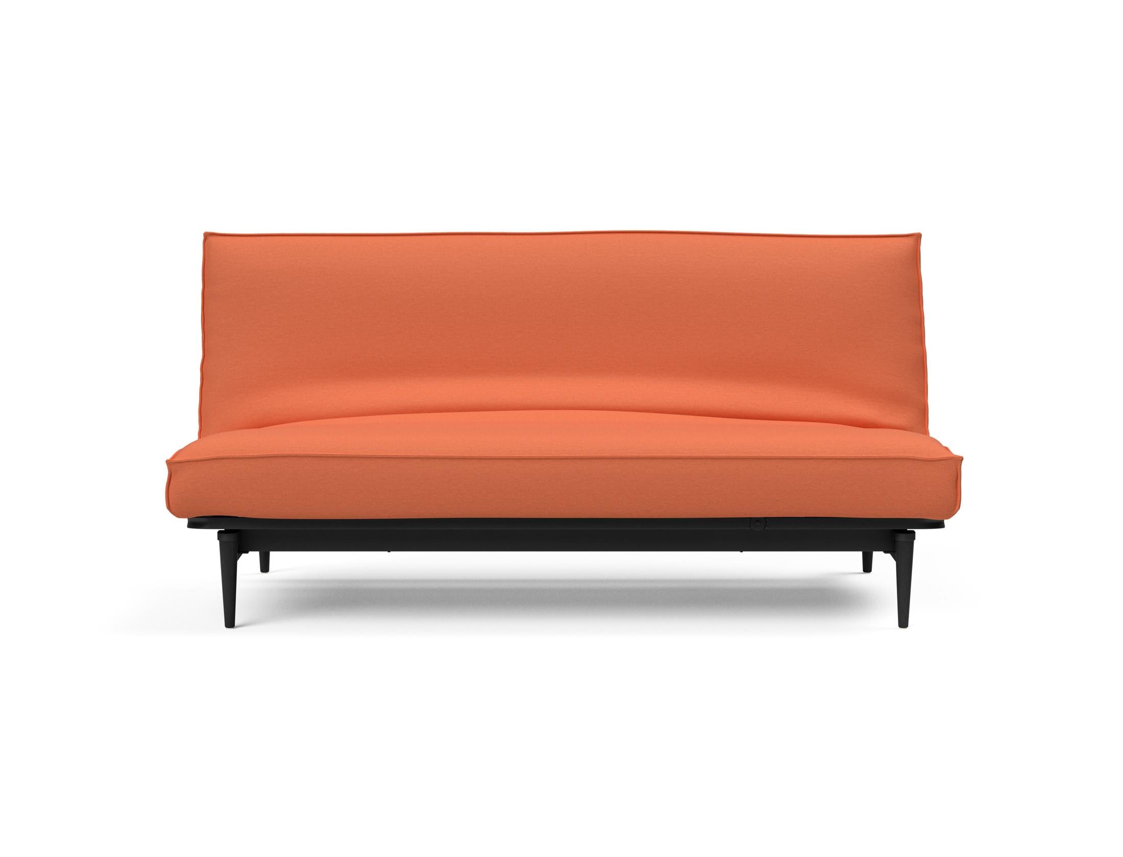 Elegantes Colpus Bettsofa 140 in Schwarz mit Eiche-Details, perfekt für komfortable Entspannung und modernes Wohndesign.