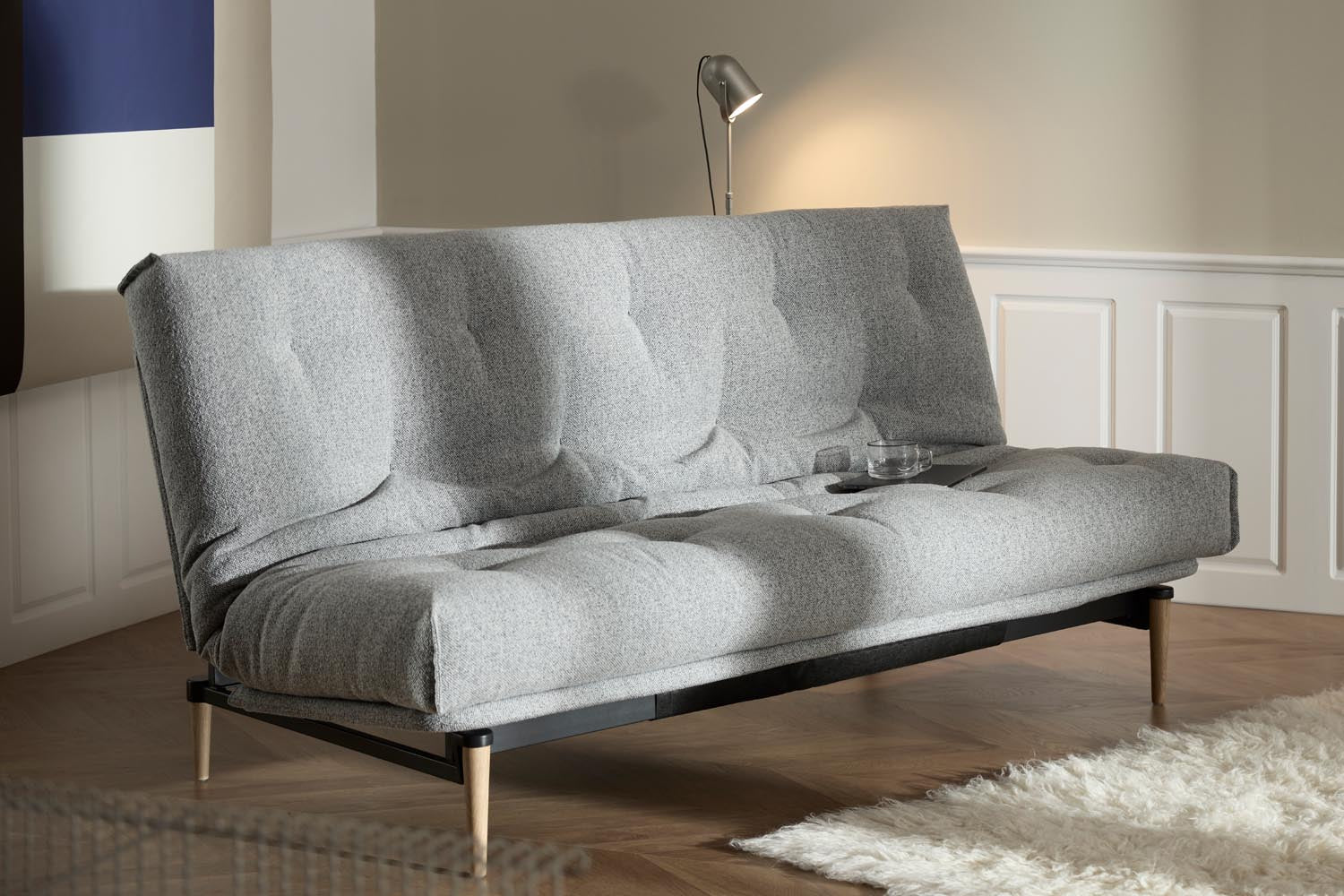 Erleben Sie das Colpus Bettsofa 140 Nordic von Innovation Living – ein elegantes Möbelstück mit Soft Spring Matratze für höchsten Schlafkomfort und praktischen Bezug.