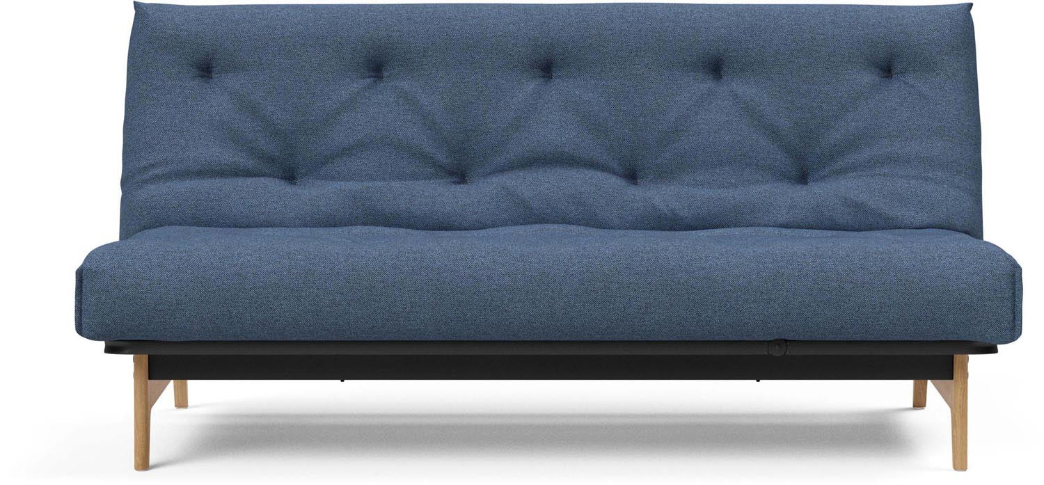 Erleben Sie das Aslak 140 Bettsofa von Innovation Living – modernes Nordic Design trifft auf komfortablen Latex für besten Schlafkomfort.