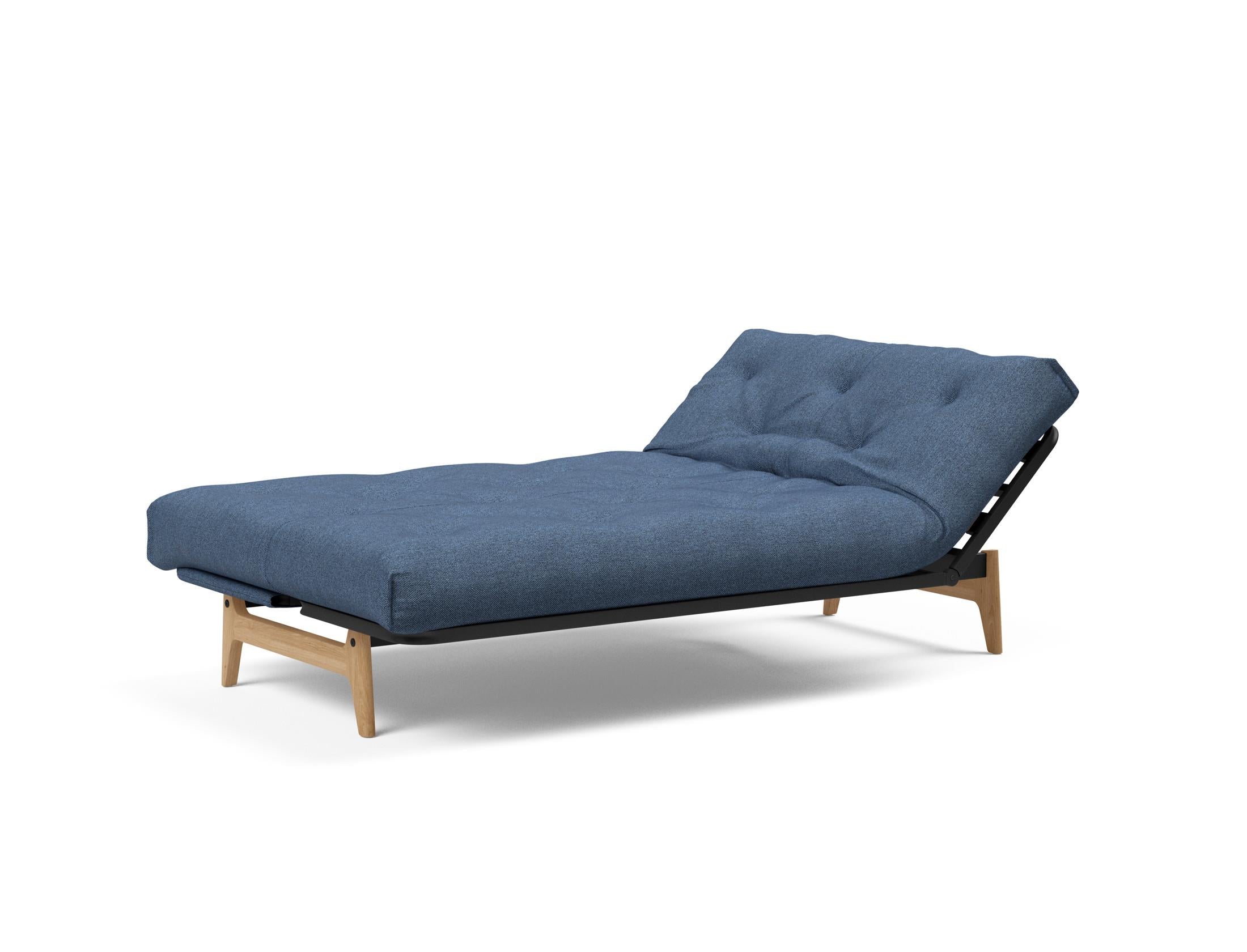 Erleben Sie das Aslak 120 Bettsofa Nordic von Innovation Living – skandinavische Eleganz, individuelle Matratzenoptionen und optimale Raumnutzung.