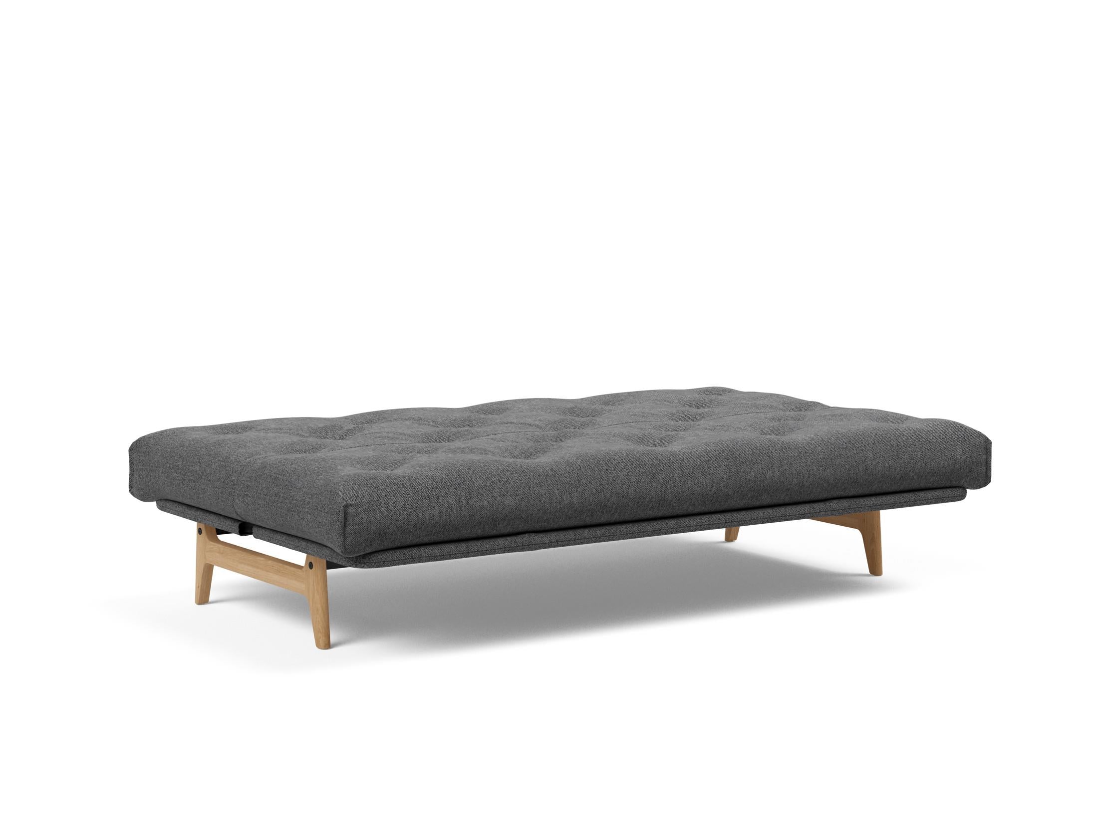 Entdecken Sie das Aslak 120 Bettsofa Nordic von Innovation Living: stilvolles Design, anpassbare Matratzen und perfekte Funktionalität für kleine Räume.