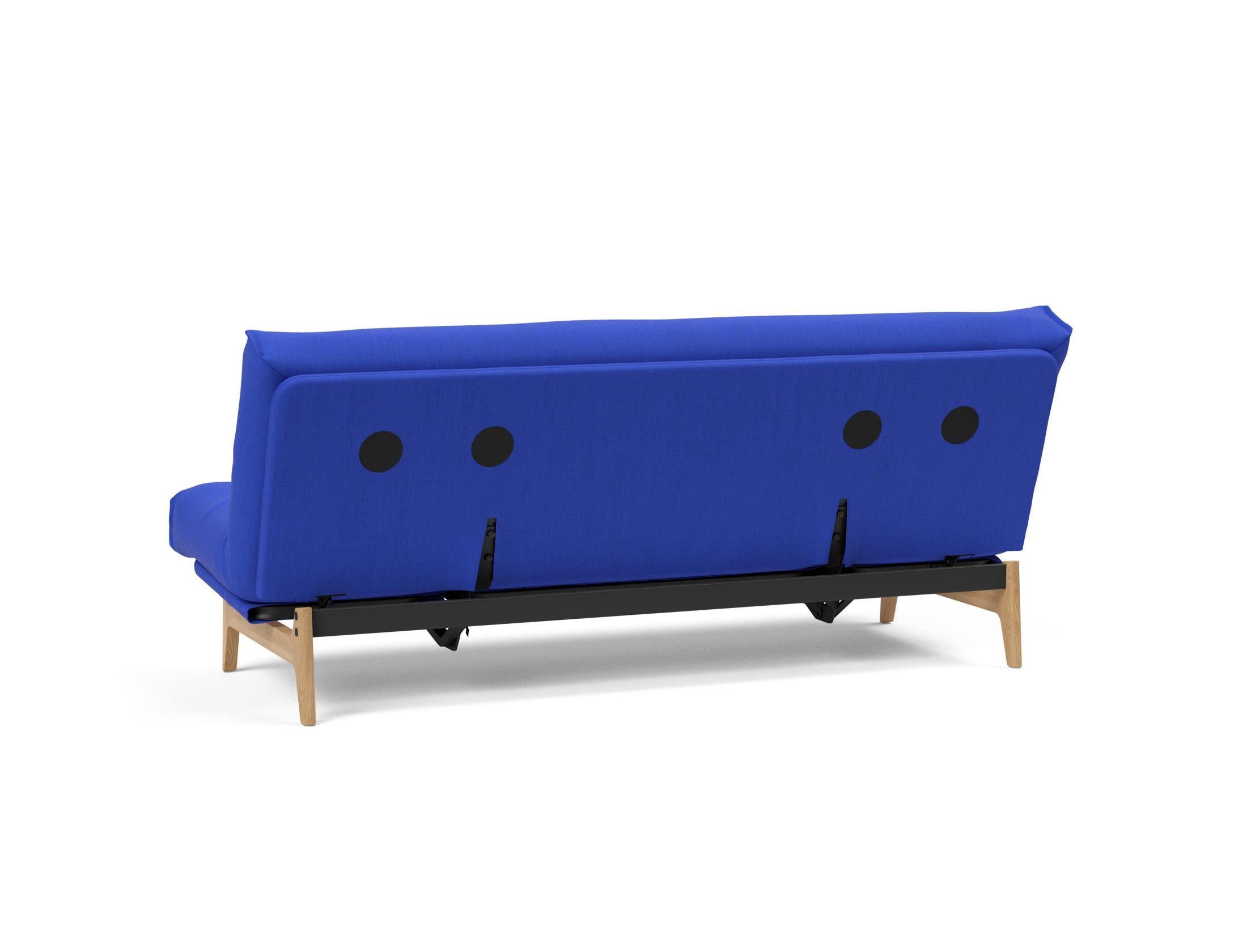 Erleben Sie das Aslak 120 Bettsofa Nordic von Innovation Living – eine harmonische Verbindung aus skandinavischem Stil und vielseitiger Funktionalität.