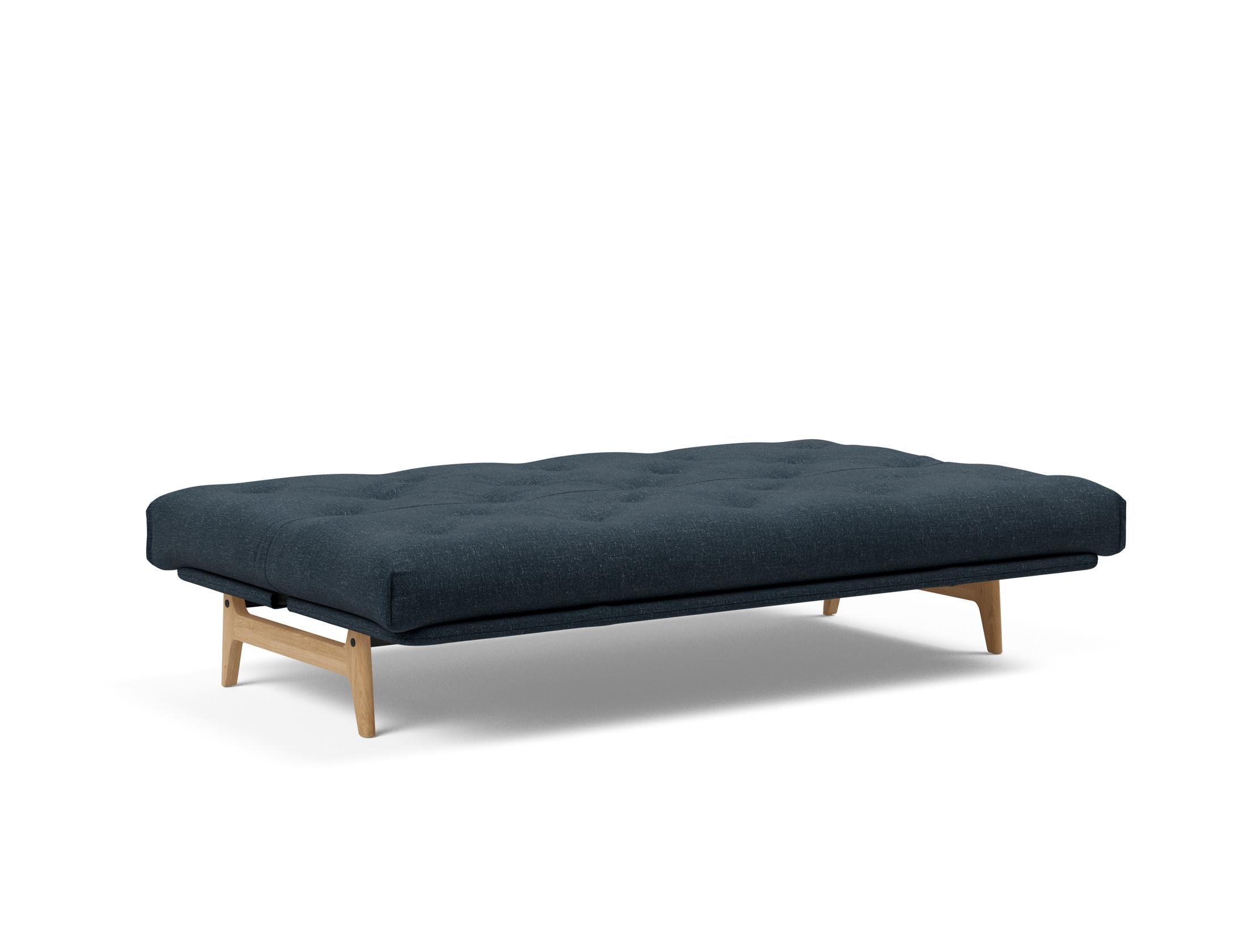 Entdecken Sie das Aslak 120 Bettsofa Nordic von Innovation Living: stilvolles Design, anpassbare Matratzen und perfekte Funktionalität für kleine Räume.