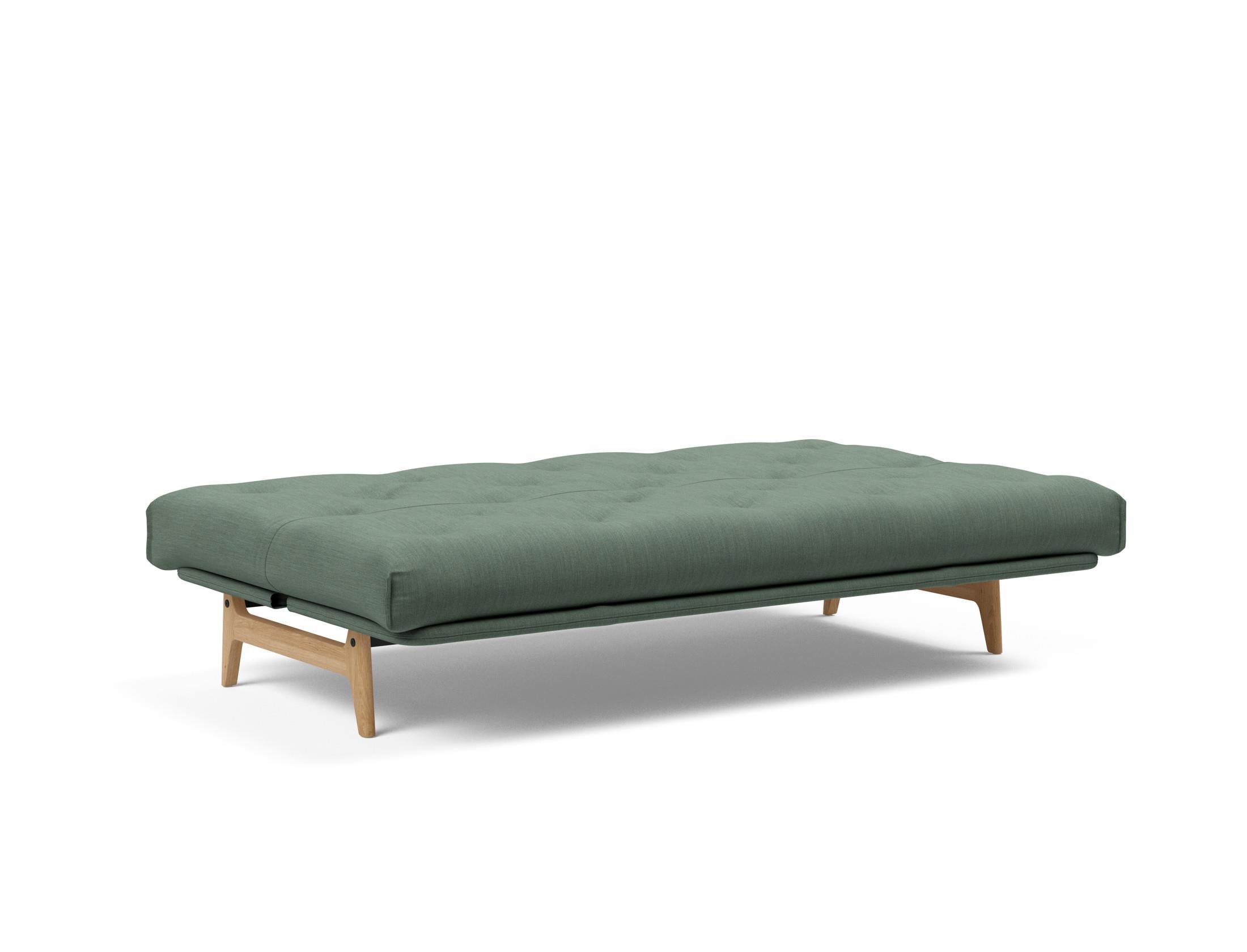 Entdecken Sie das Aslak 120 Bettsofa Nordic von Innovation Living: stilvolles Design, anpassbare Matratzen und perfekte Funktionalität für kleine Räume.