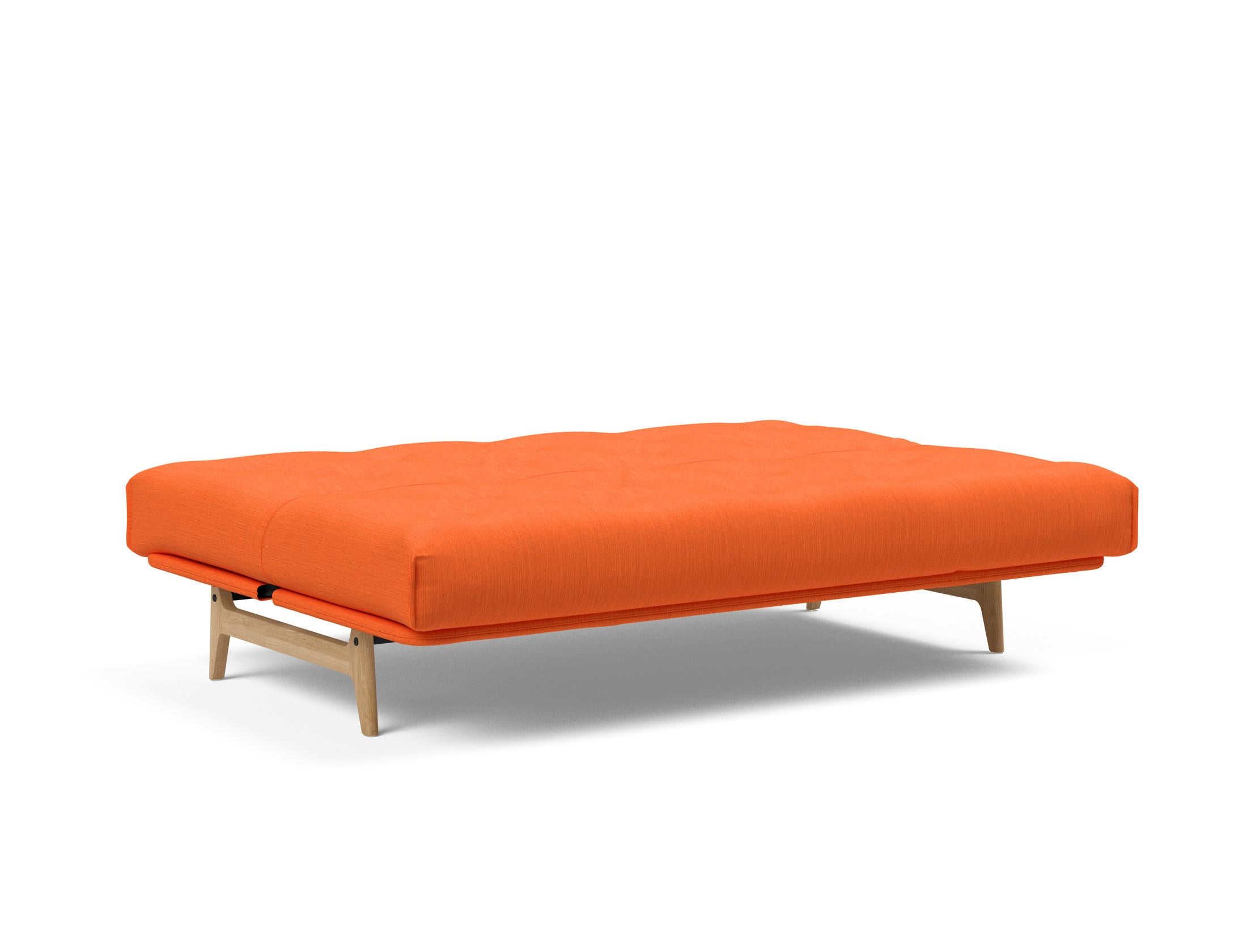 Entdecken Sie das Aslak 140 Bettsofa Nordic: Stilvolles, umweltfreundliches Design mit hochwertiger Matratze für optimalen Schlafkomfort und Flexibilität.