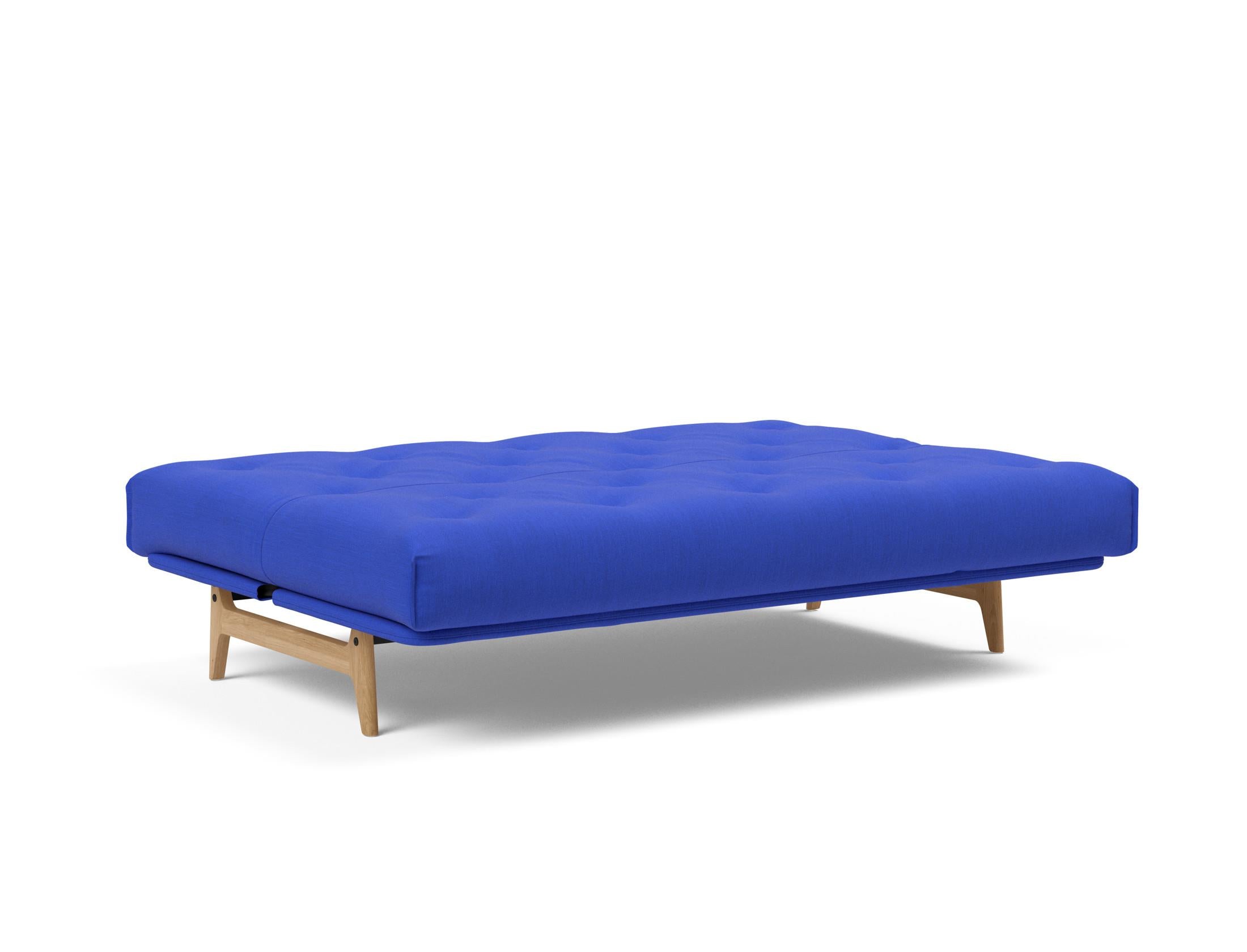 Entdecken Sie das Aslak 140 Bettsofa Nordic: Stilvolles, umweltfreundliches Design mit hochwertiger Matratze für optimalen Schlafkomfort und Flexibilität.