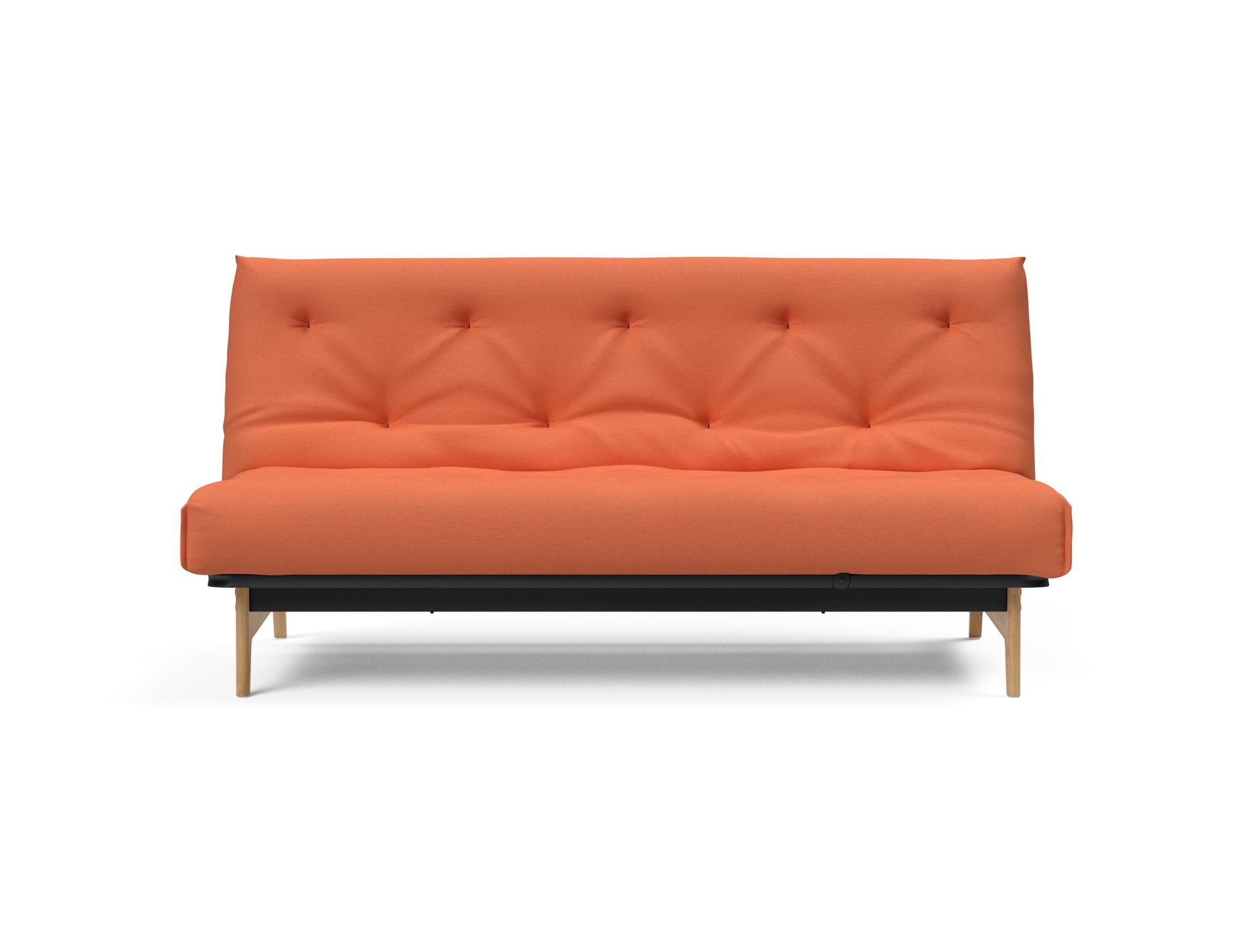 Modernes Aslak 140 Bettsofa im Nordic Design, perfekt für kompakte Wohnräume, vereint Stil und Funktionalität für den täglichen Gebrauch.
