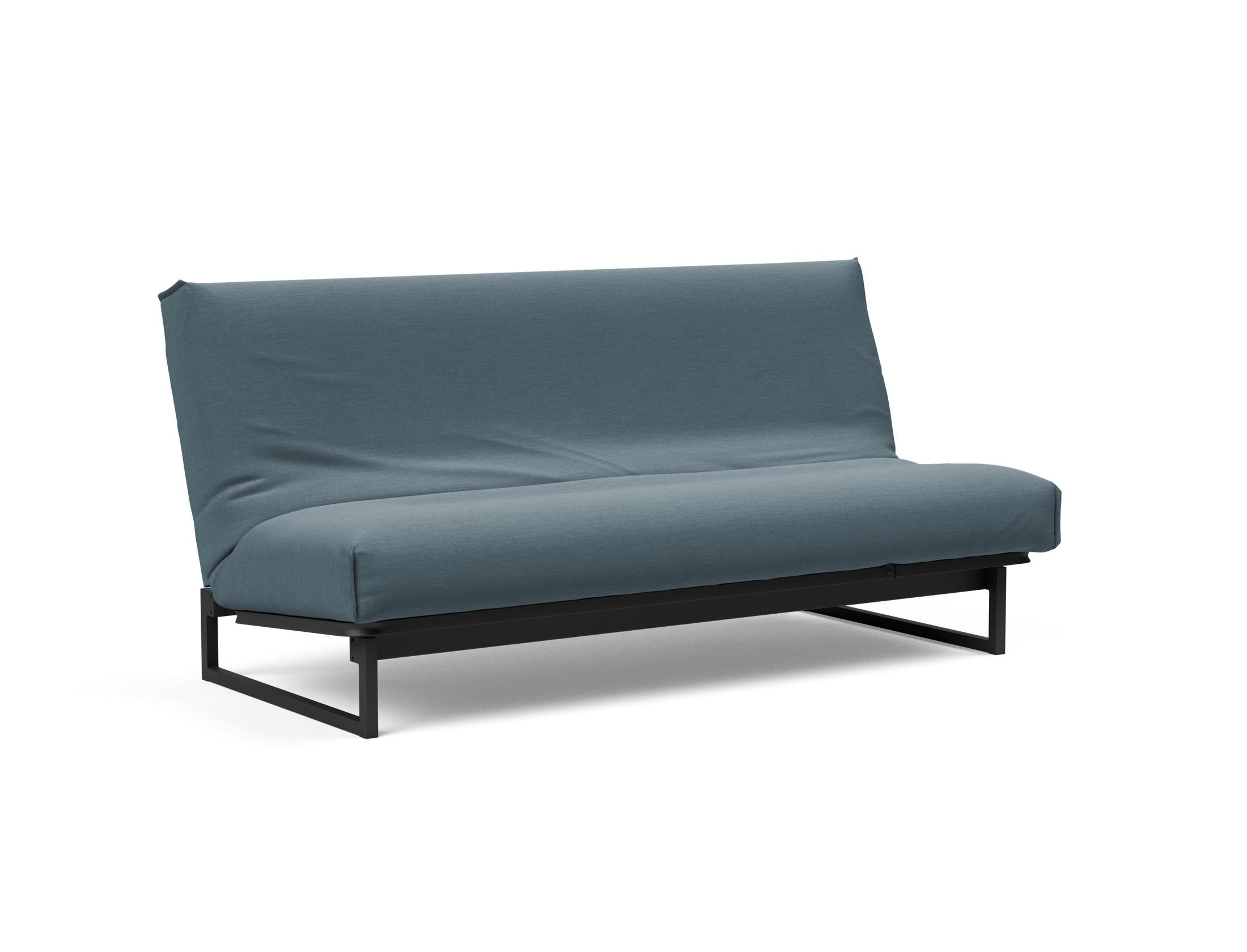 Erleben Sie das Fraction 140 Bettsofa mit Nordic Cover von Innovation Living: modernes Design, bequeme Soft Spring-Matratze, perfekt für kleine Räume.
