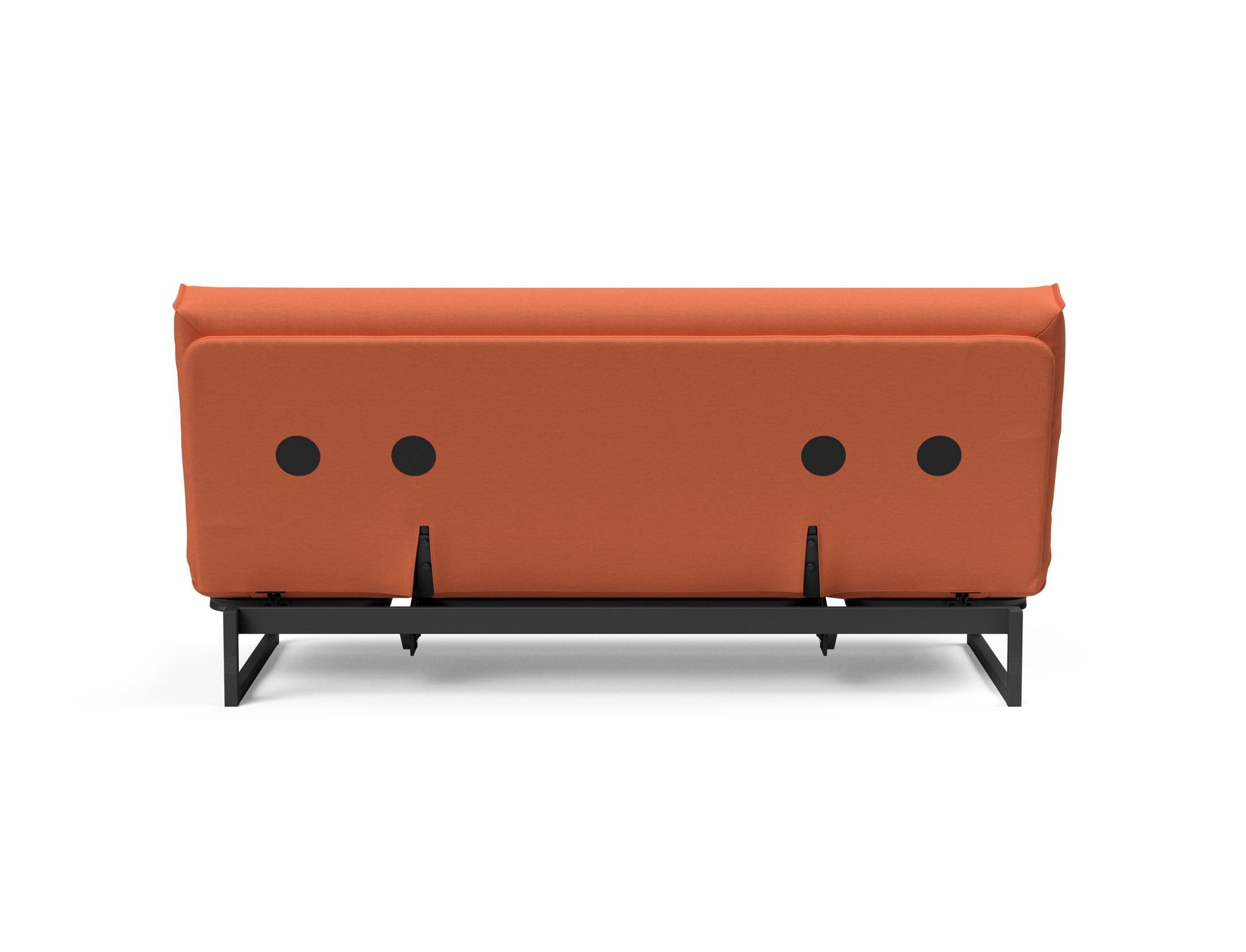 Erleben Sie das Fraction 140 Bettsofa mit Nordic Cover von Innovation Living: modernes Design, bequeme Soft Spring-Matratze, perfekt für kleine Räume.