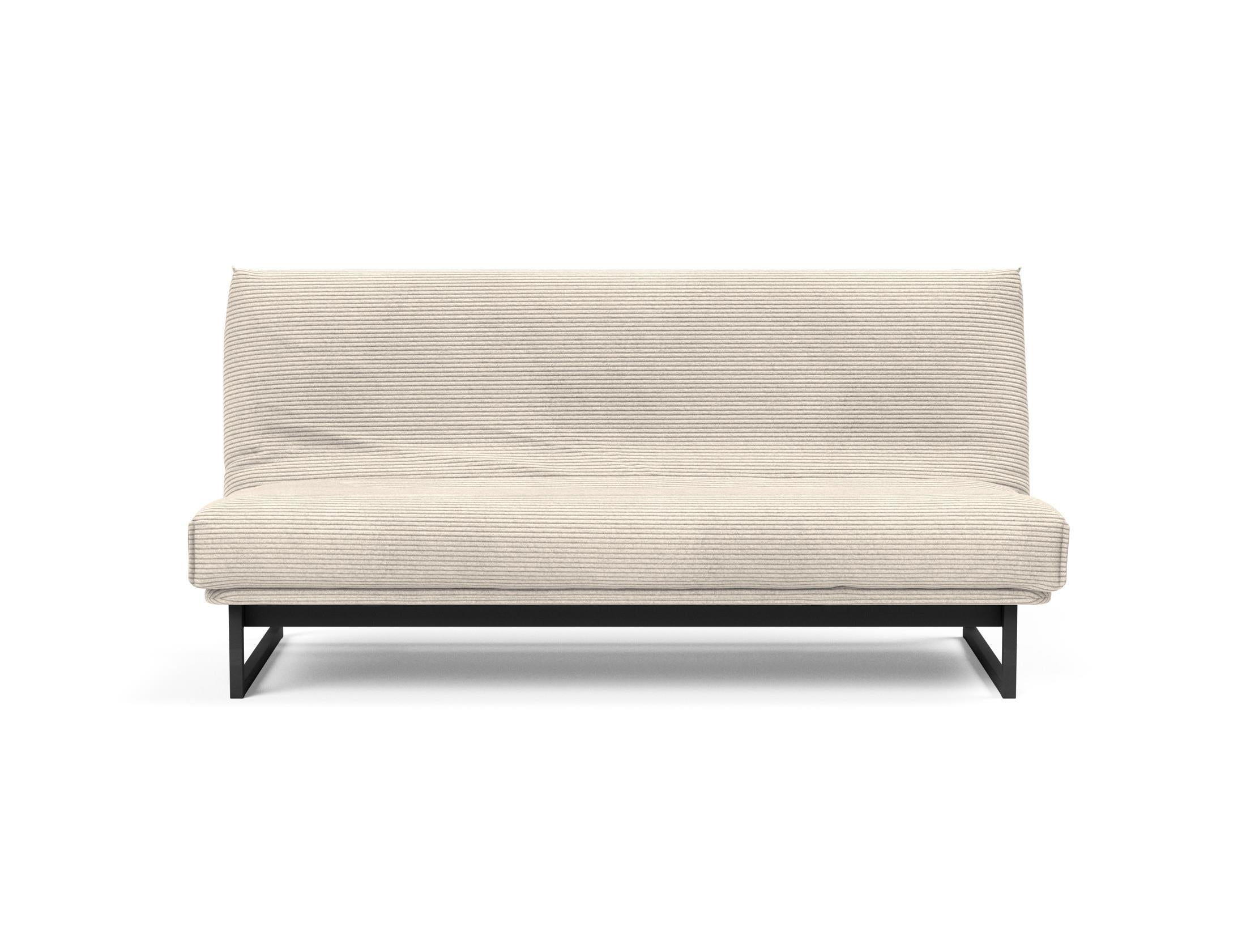 Erleben Sie das Fraction 140 Bettsofa mit Nordic Cover von Innovation Living: modernes Design, bequeme Soft Spring-Matratze, perfekt für kleine Räume.