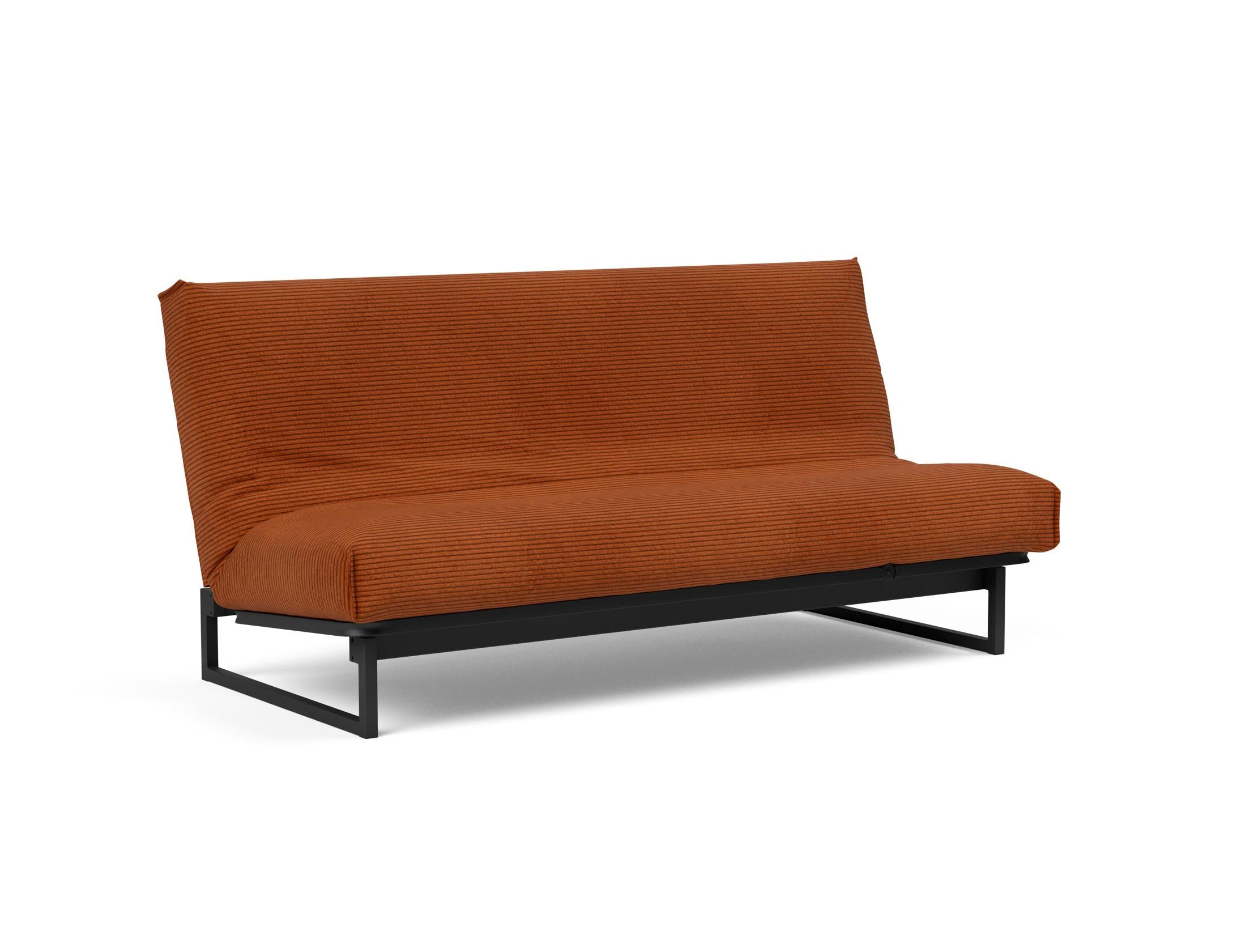 Entdecken Sie das Fraction 140 Bettsofa mit Nordic Cover von Innovation Living: stilvolles Design, komfortable Soft Spring-Matratze, ideal für kompakte Wohnräume.