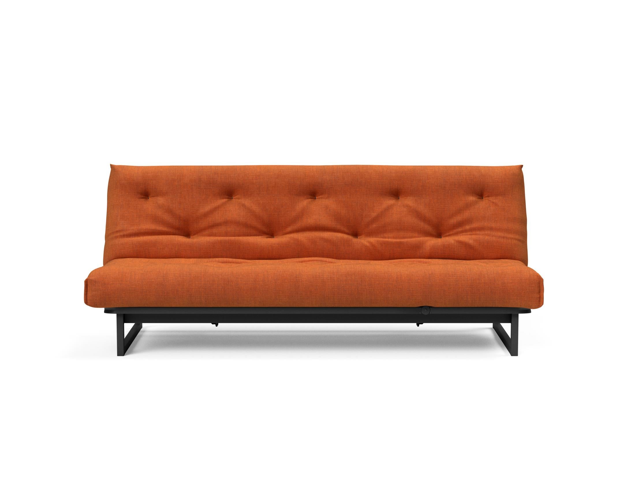 Fraction 120 Bettsofa Nordic Soft Spring: modernes skandinavisches Design, ideal für kompakte Räume, bietet hohen Sitzkomfort und eine praktische Schlafgelegenheit.