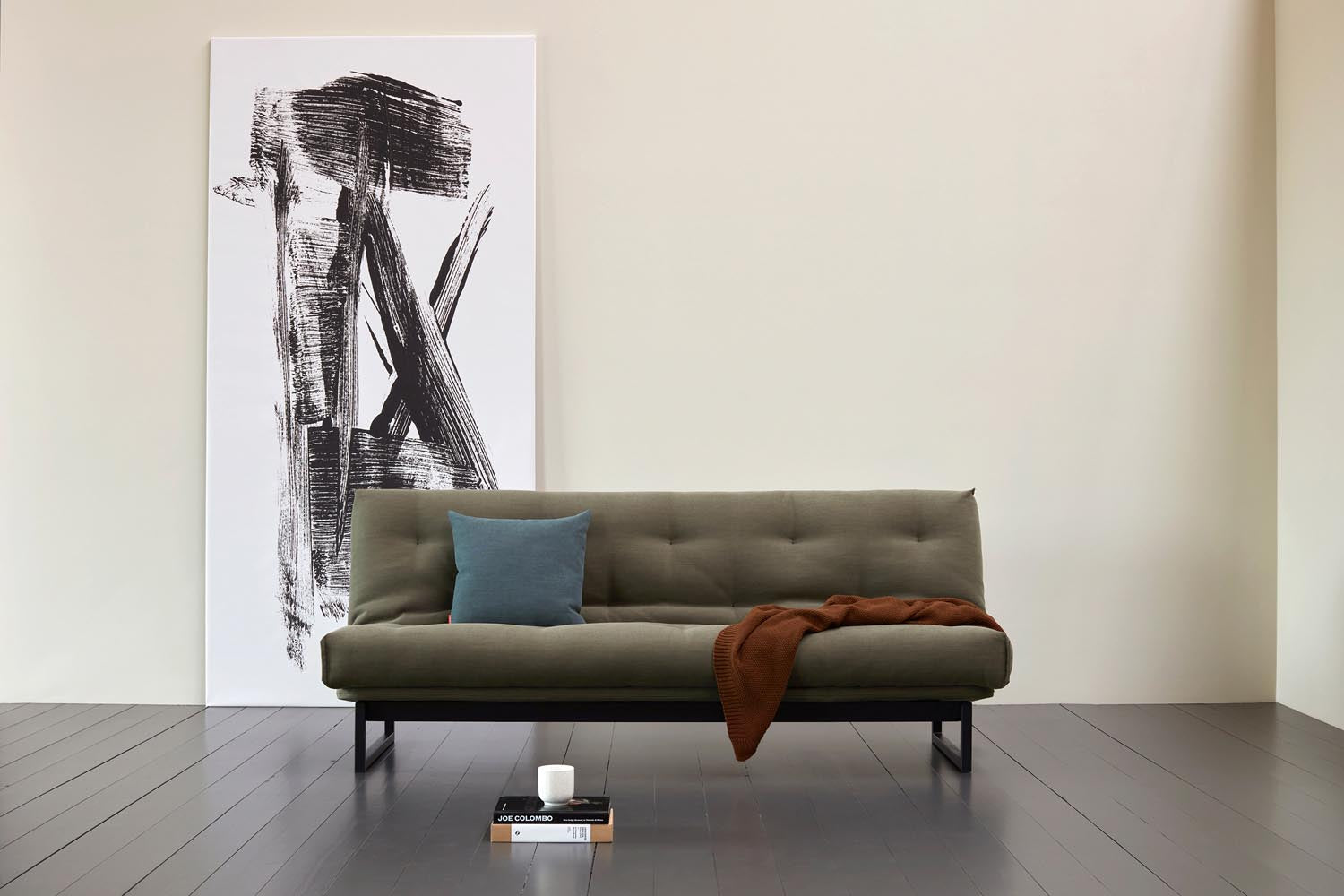 Fraction 120 Bettsofa Nordic Soft Spring: elegantes skandinavisches Design, ideal für kompakte Räume, bietet Komfort und Funktionalität für Gäste.